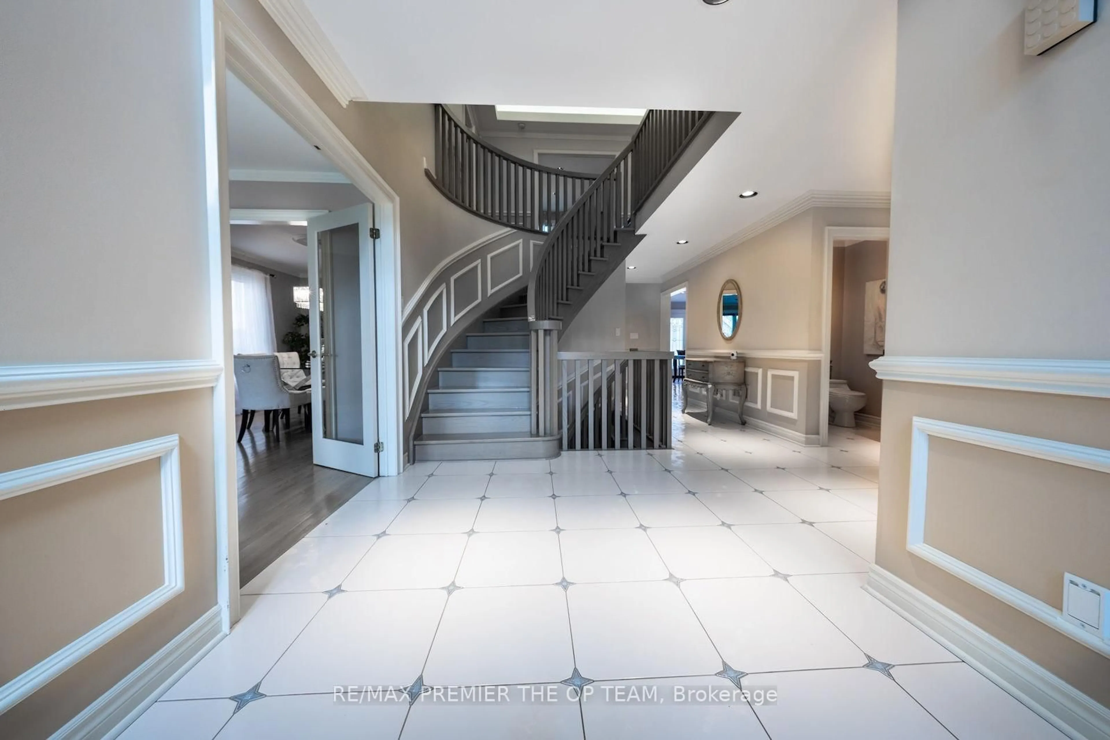 Indoor foyer for 182 Clover Leaf St, Vaughan Ontario L4L 5H7