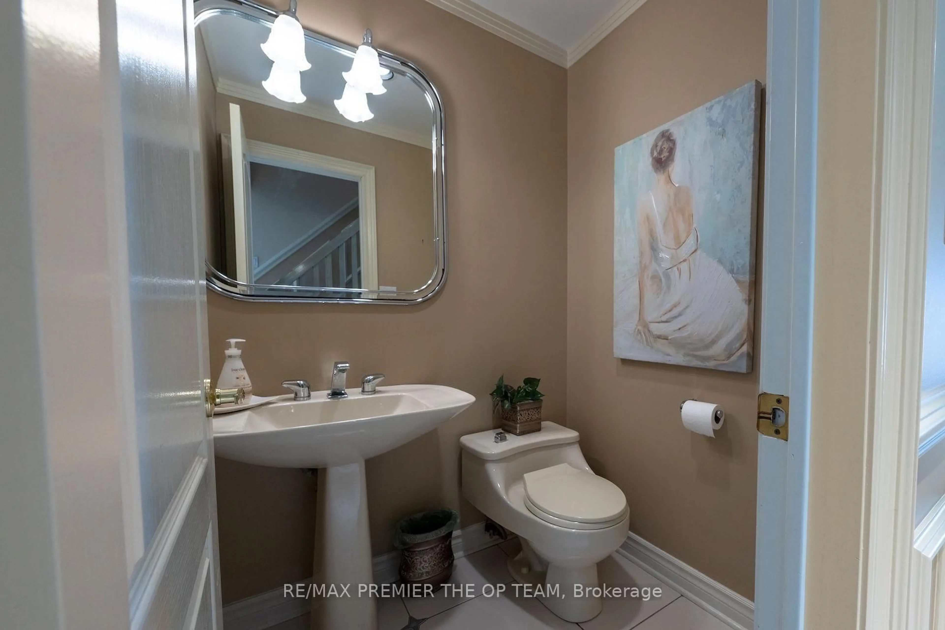 Standard bathroom, ceramic/tile floor for 182 Clover Leaf St, Vaughan Ontario L4L 5H7
