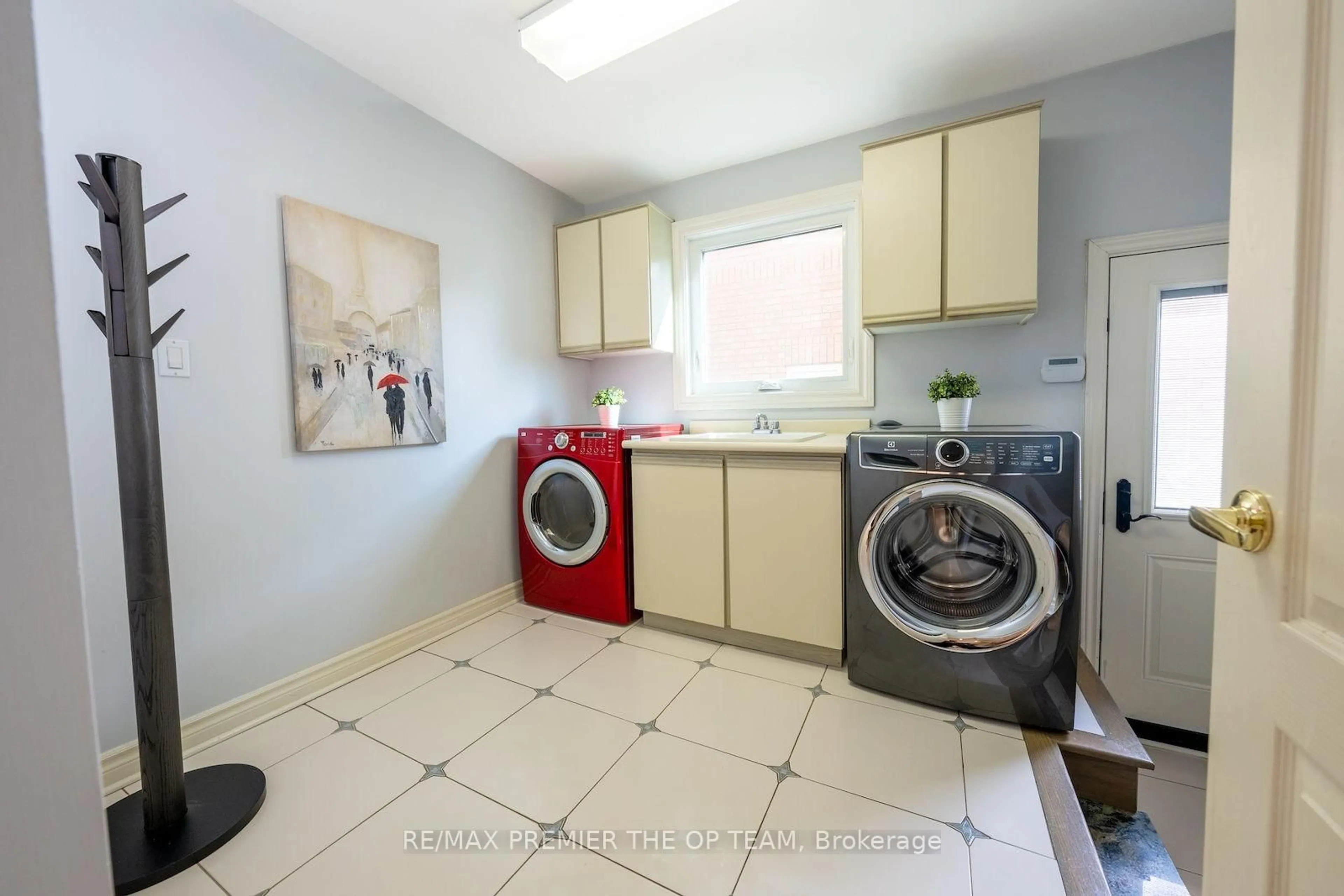 Laundry room for 182 Clover Leaf St, Vaughan Ontario L4L 5H7