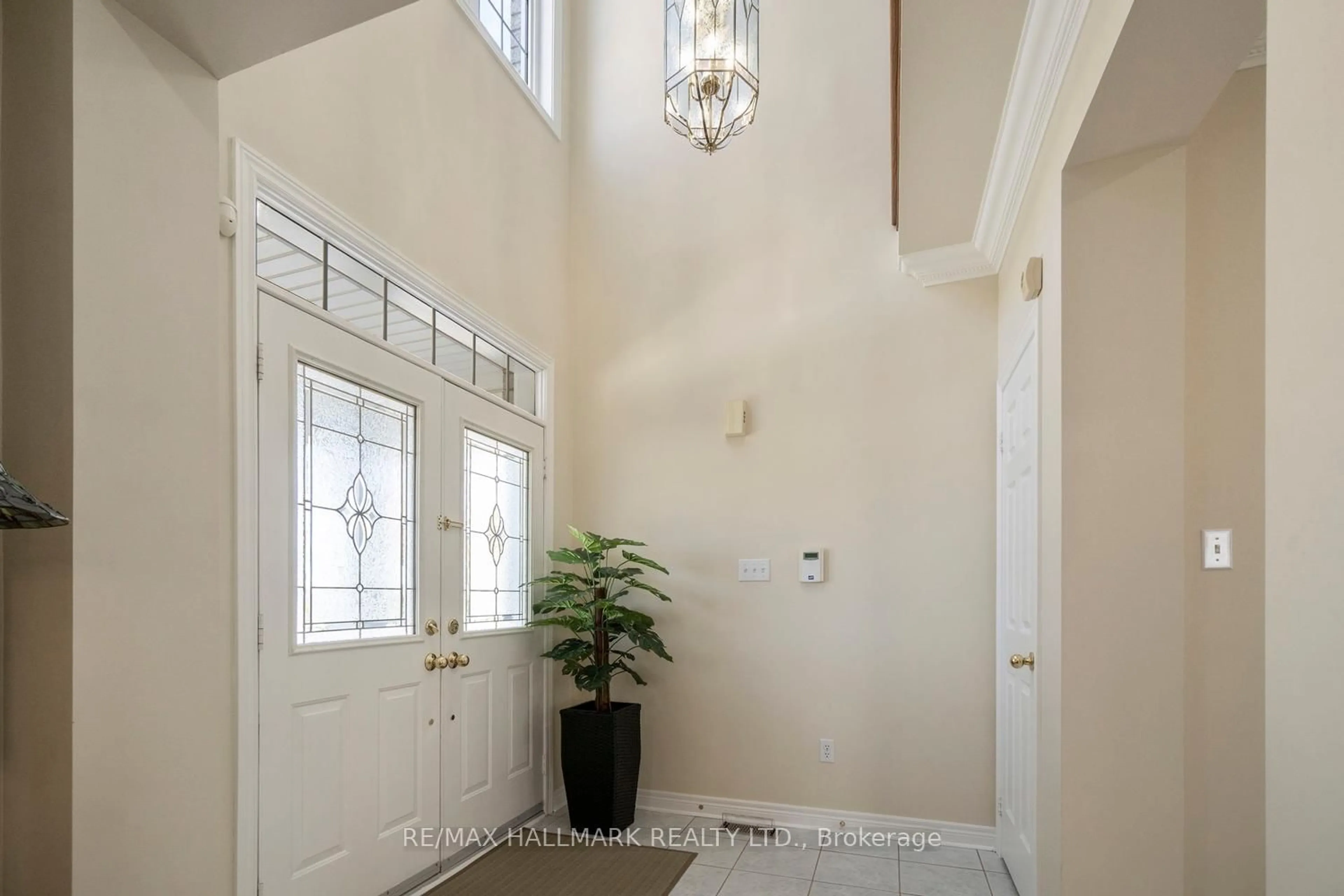 Indoor entryway for 21 Courtfield Cres, Markham Ontario L6C 2R8