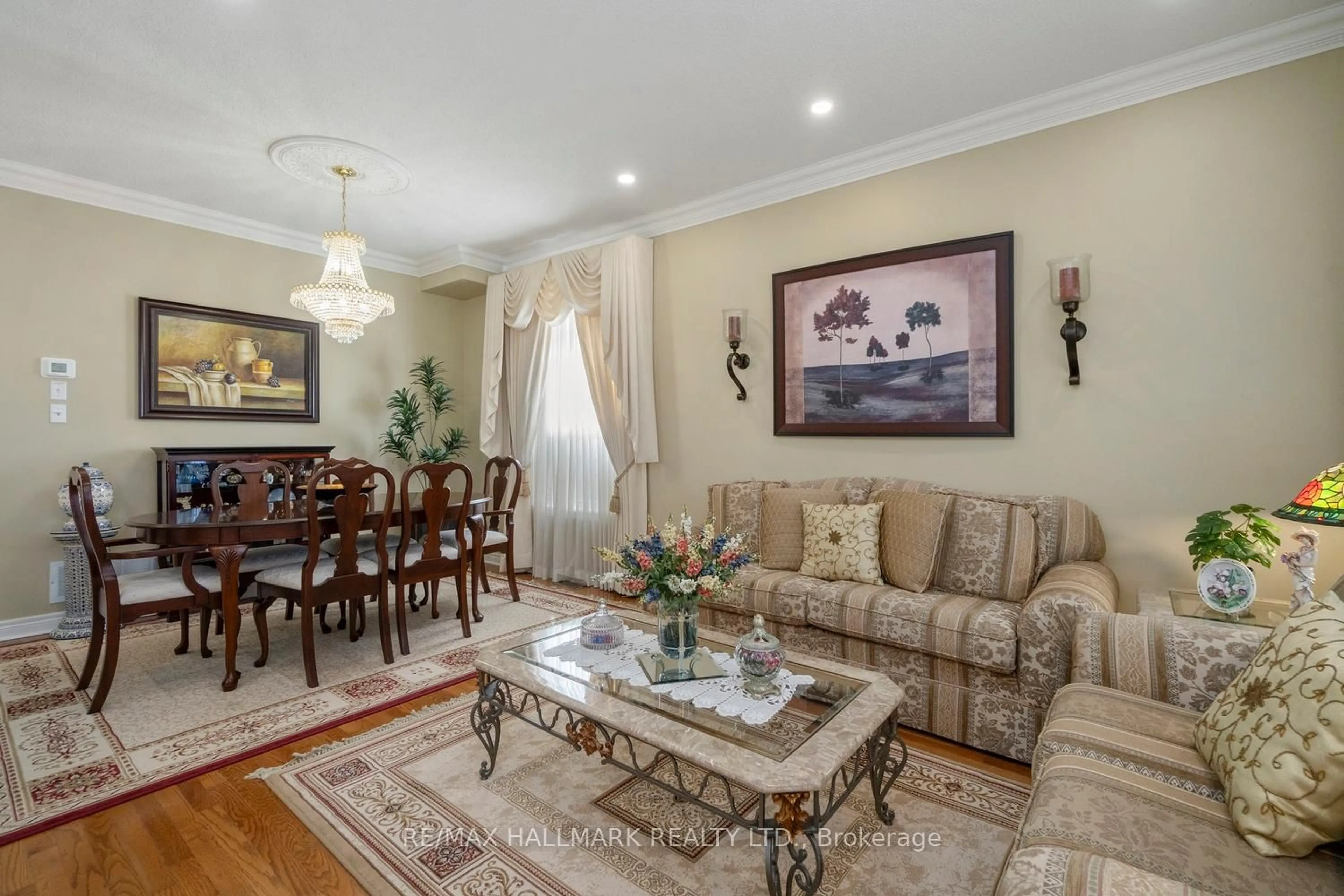 Living room with furniture, unknown for 21 Courtfield Cres, Markham Ontario L6C 2R8