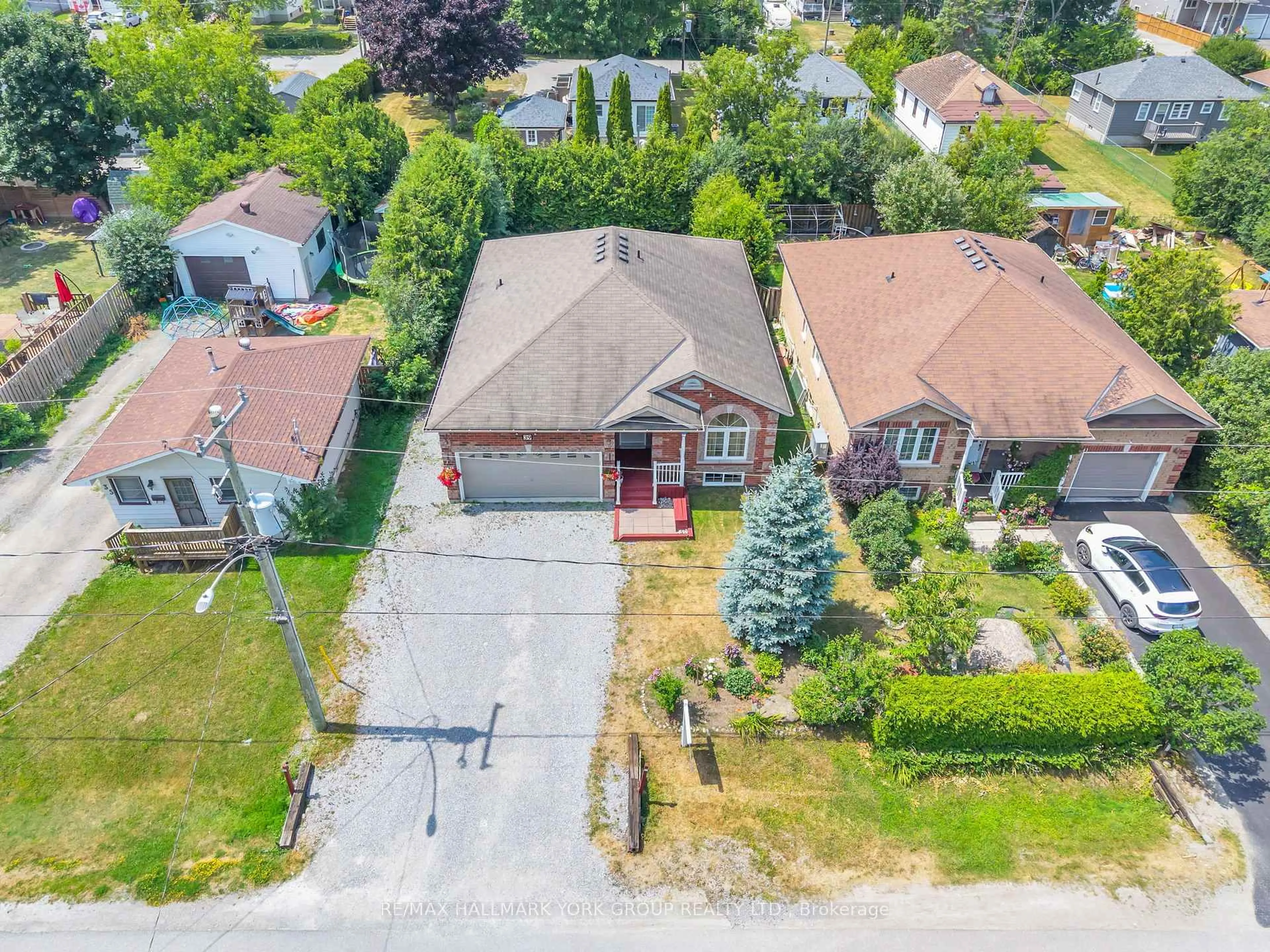 A pic from outside/outdoor area/front of a property/back of a property/a pic from drone, street for 39 Farley Circ, Georgina Ontario L0E 1S0