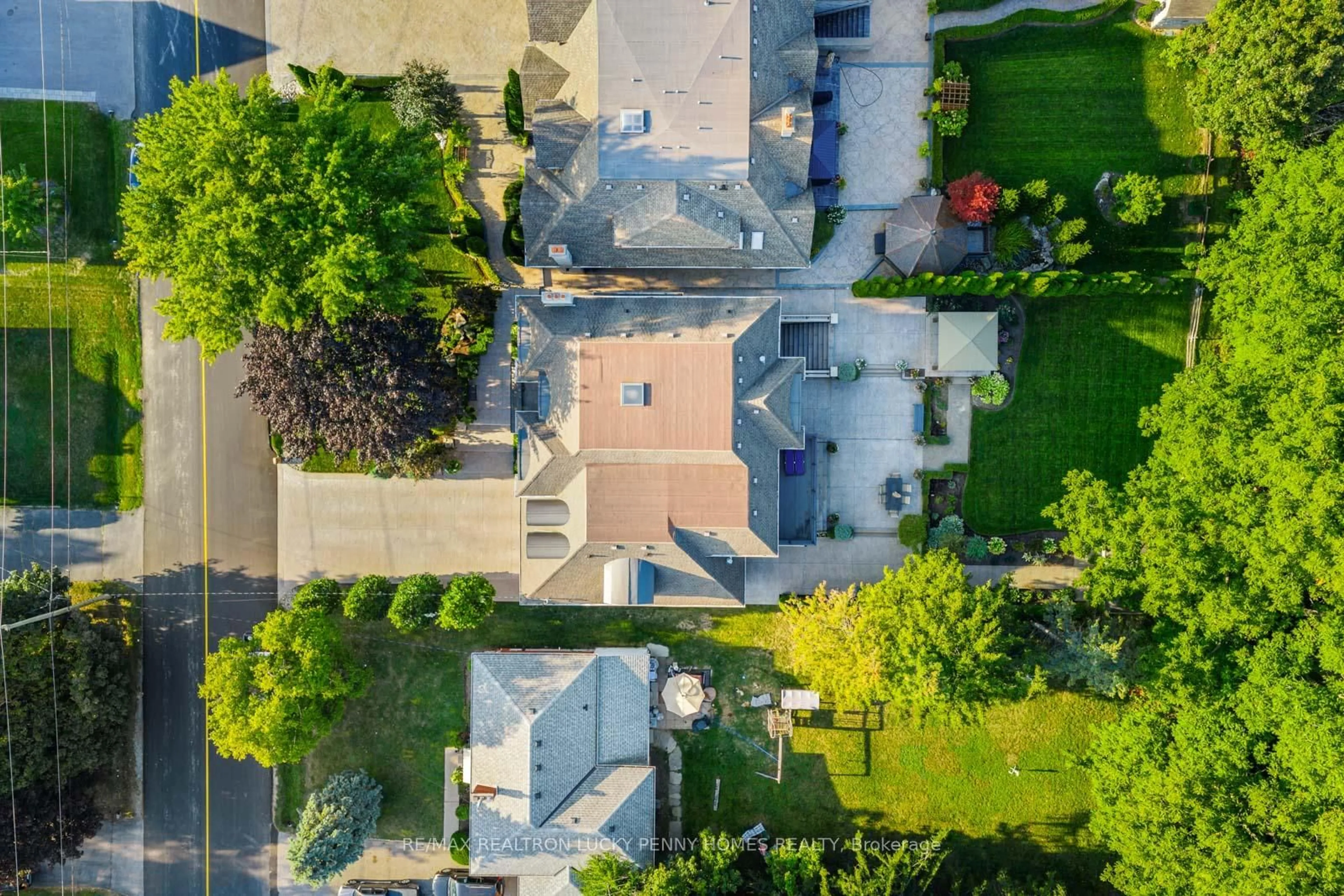 A pic from outside/outdoor area/front of a property/back of a property/a pic from drone, street for 23 Hawkridge Ave, Markham Ontario L3P 1V8