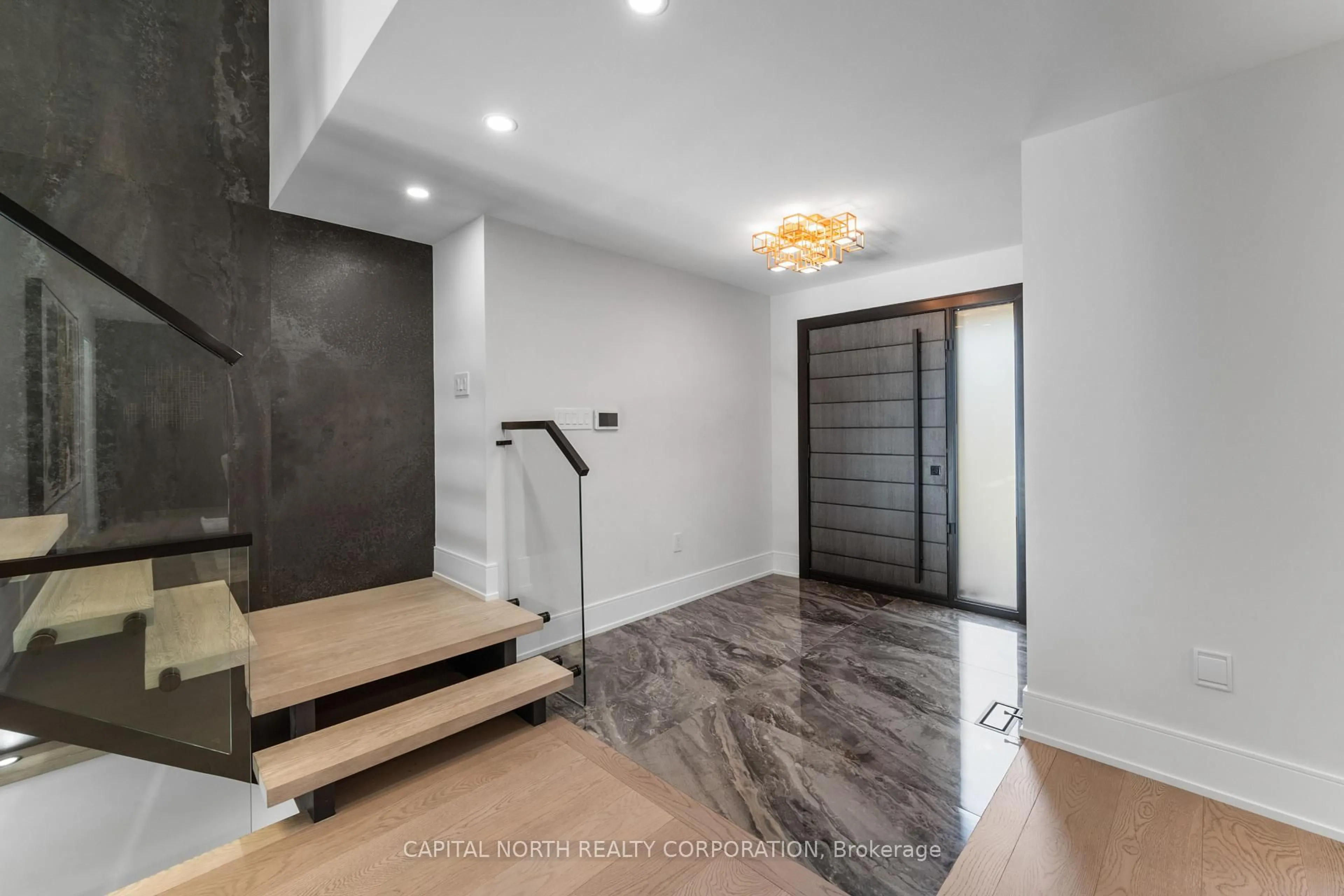 Indoor entryway for 130 Fifth Ave, Vaughan Ontario L4L 6Z4