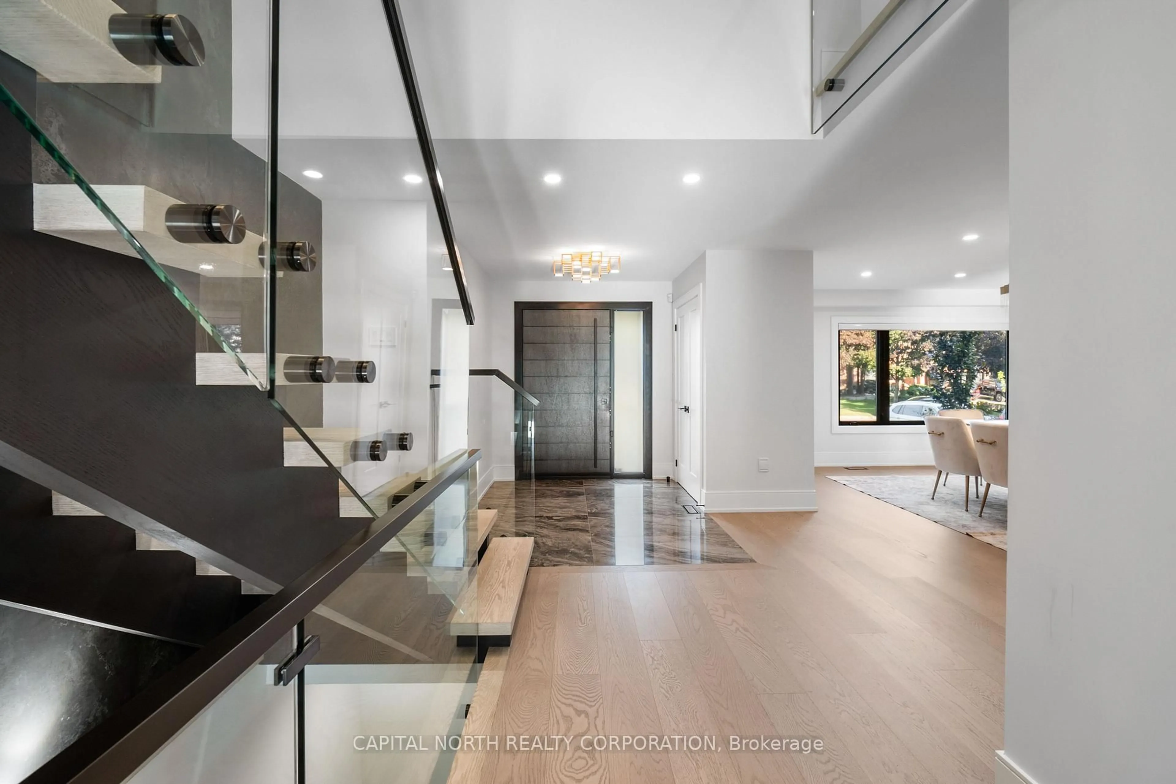 Indoor foyer for 130 Fifth Ave, Vaughan Ontario L4L 6Z4