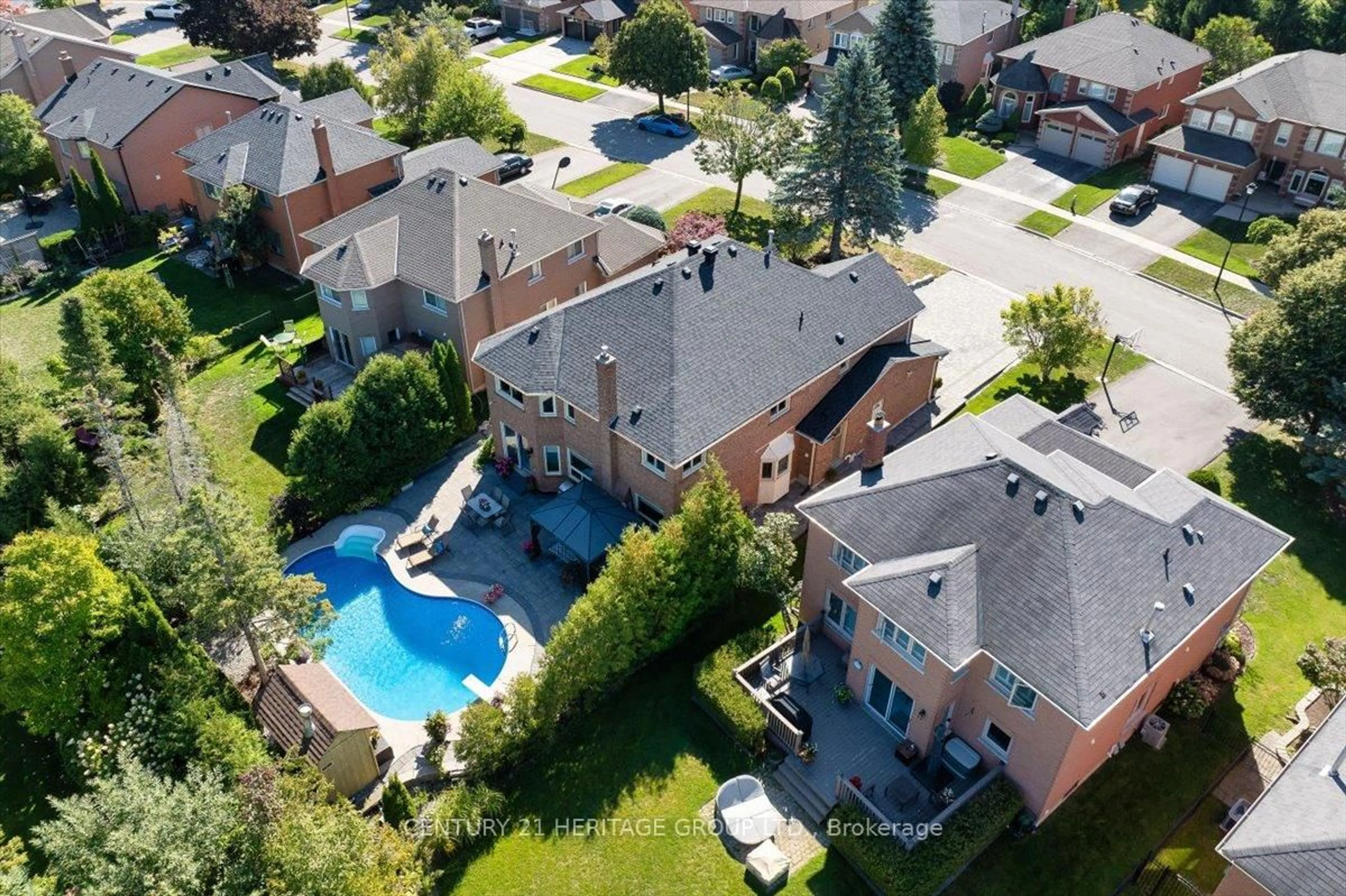 A pic from outside/outdoor area/front of a property/back of a property/a pic from drone, unknown for 363 Otton Rd, Newmarket Ontario L3X 1E5