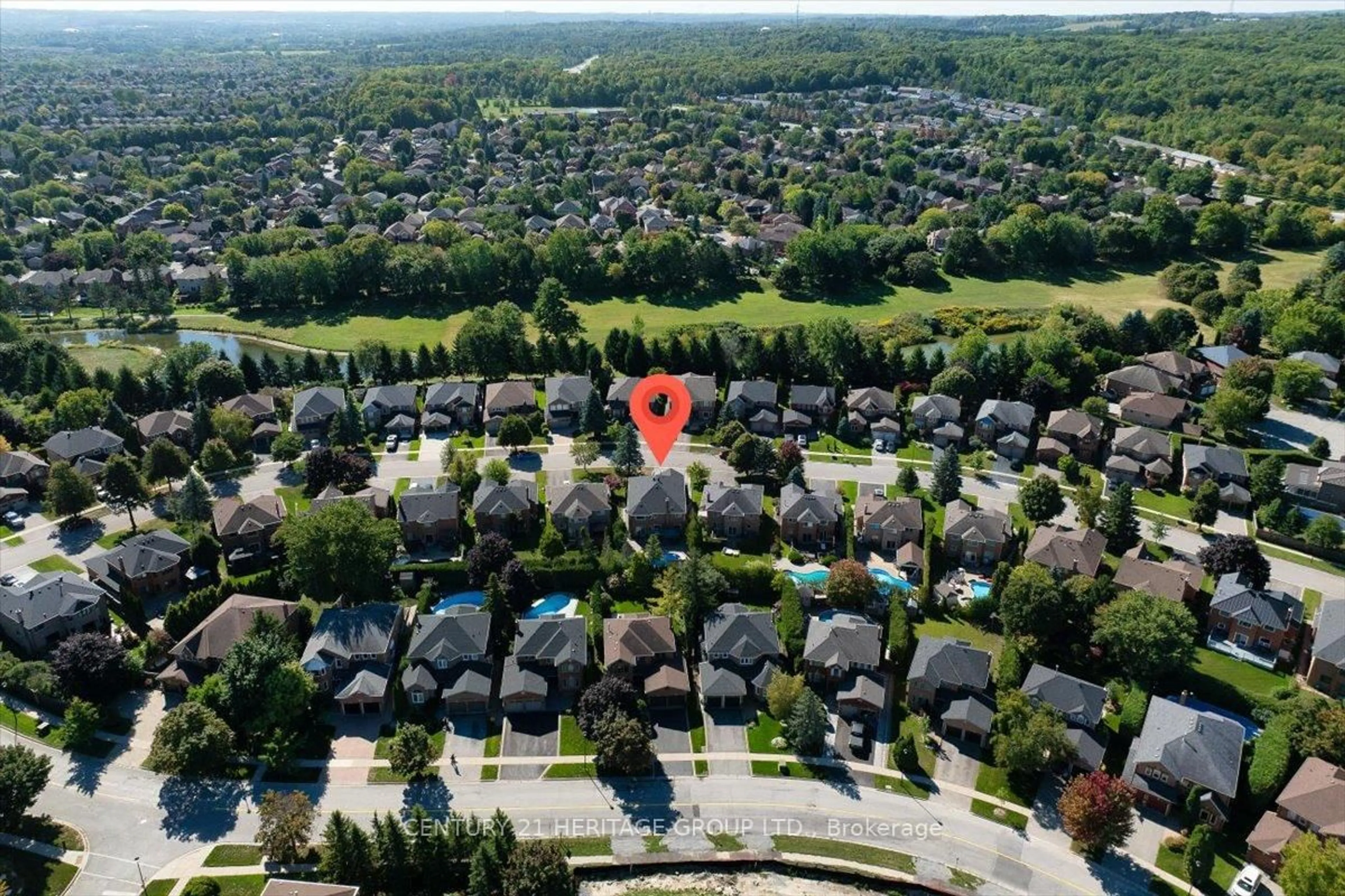 A pic from outside/outdoor area/front of a property/back of a property/a pic from drone, street for 363 Otton Rd, Newmarket Ontario L3X 1E5