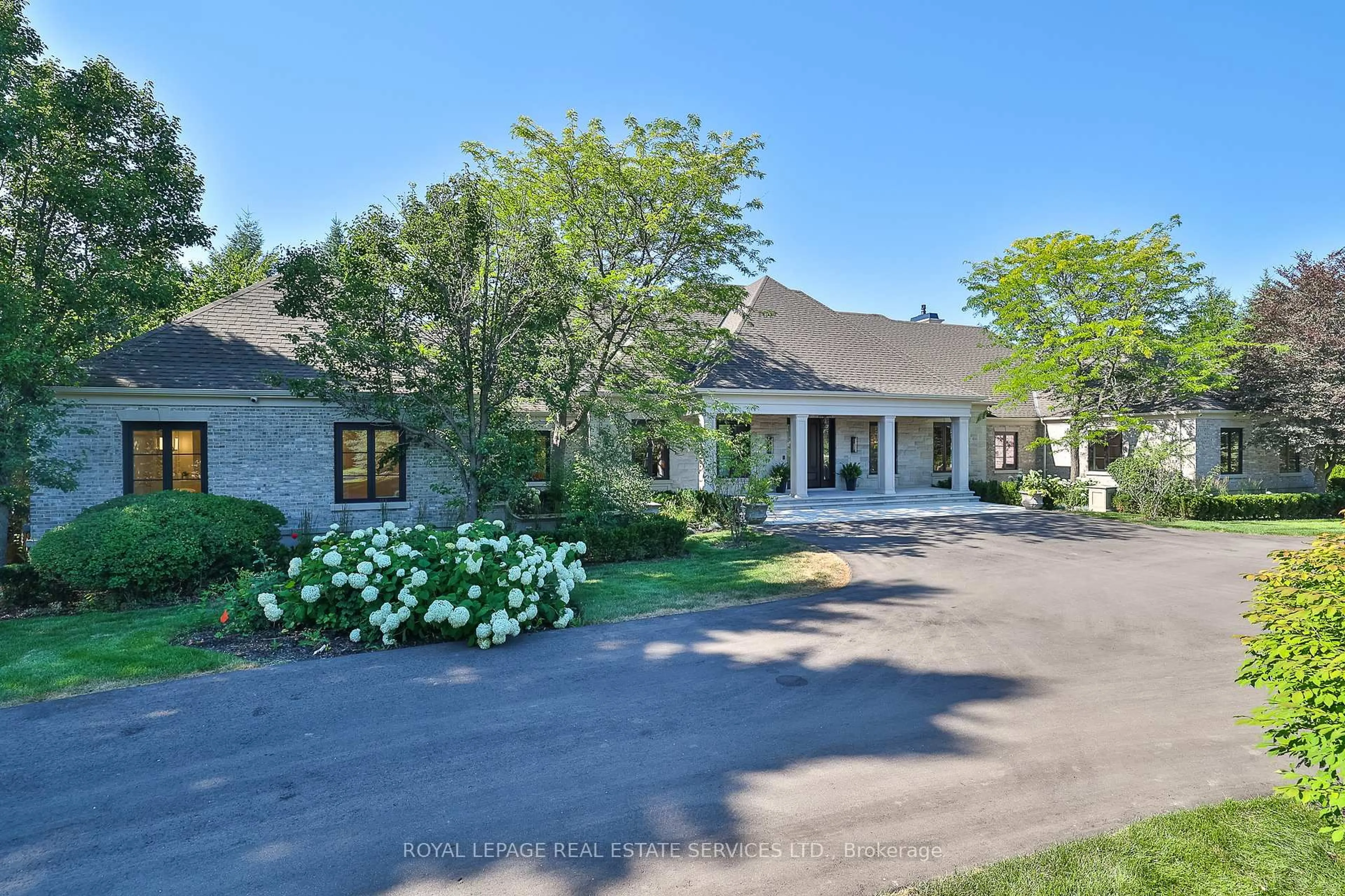 A pic from outside/outdoor area/front of a property/back of a property/a pic from drone, unknown for 16 Eversley Hall, King Ontario L7B 1L8