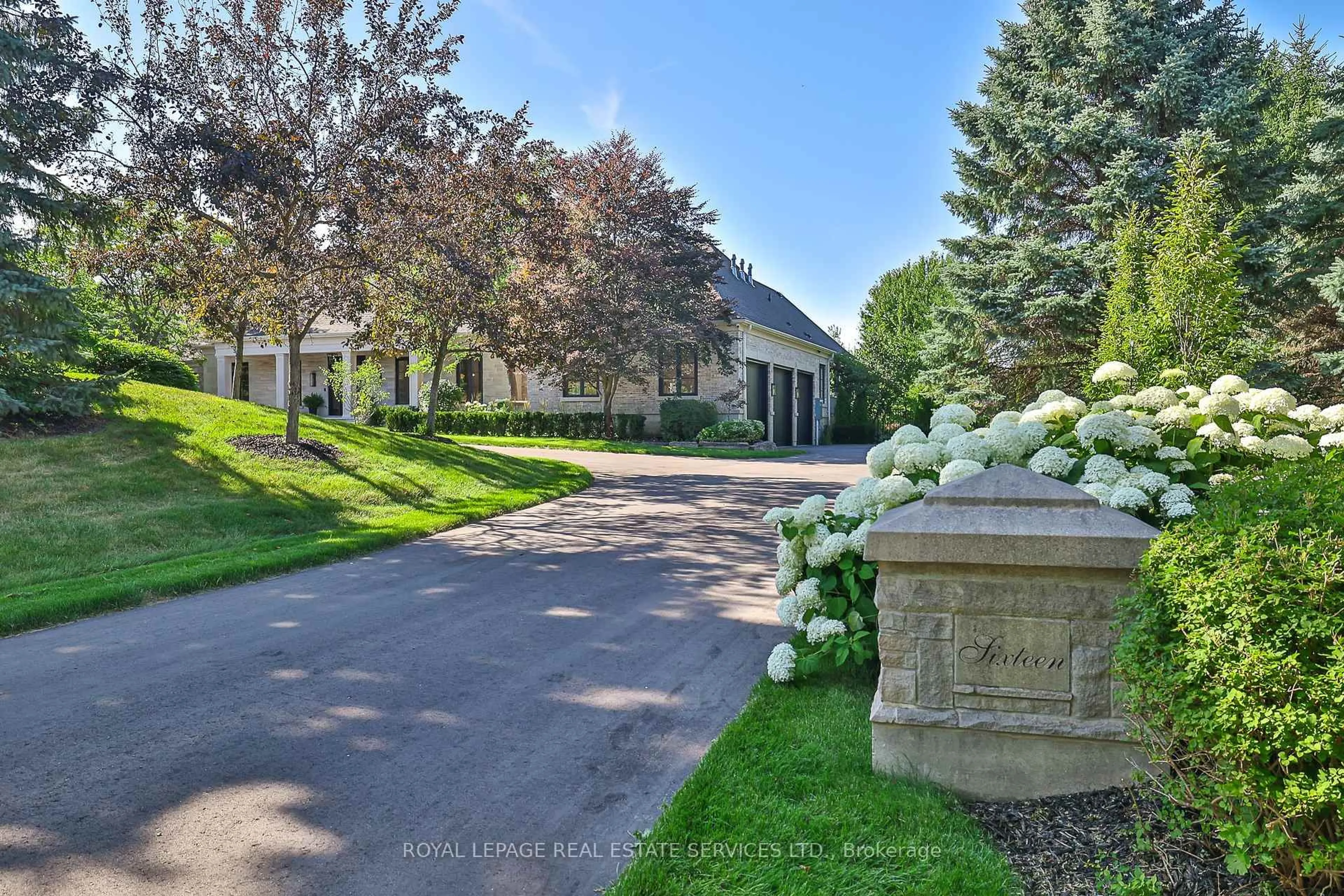 Indoor foyer for 16 Eversley Hall, King Ontario L7B 1L8