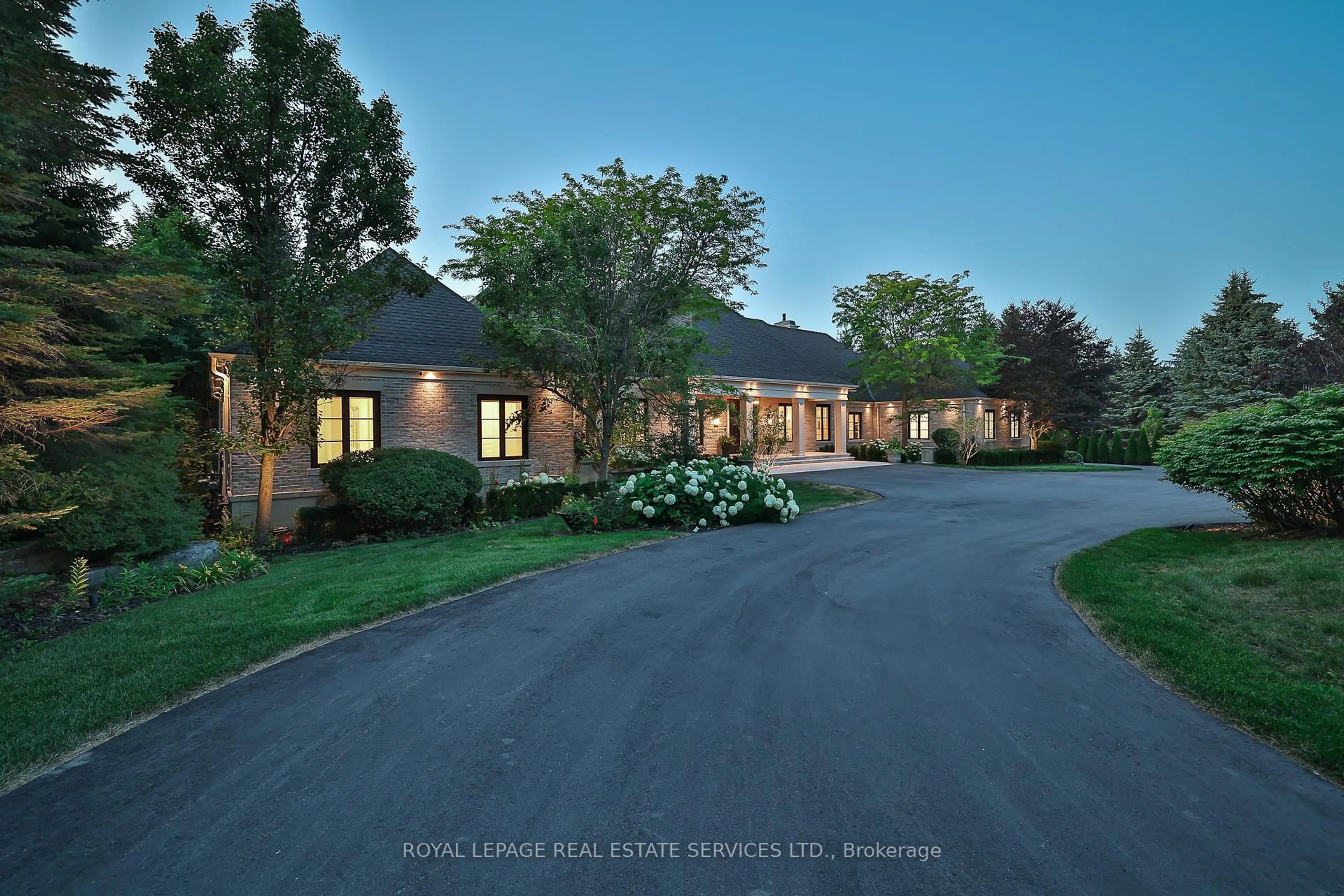 Unknown for 16 Eversley Hall, King Ontario L7B 1L8