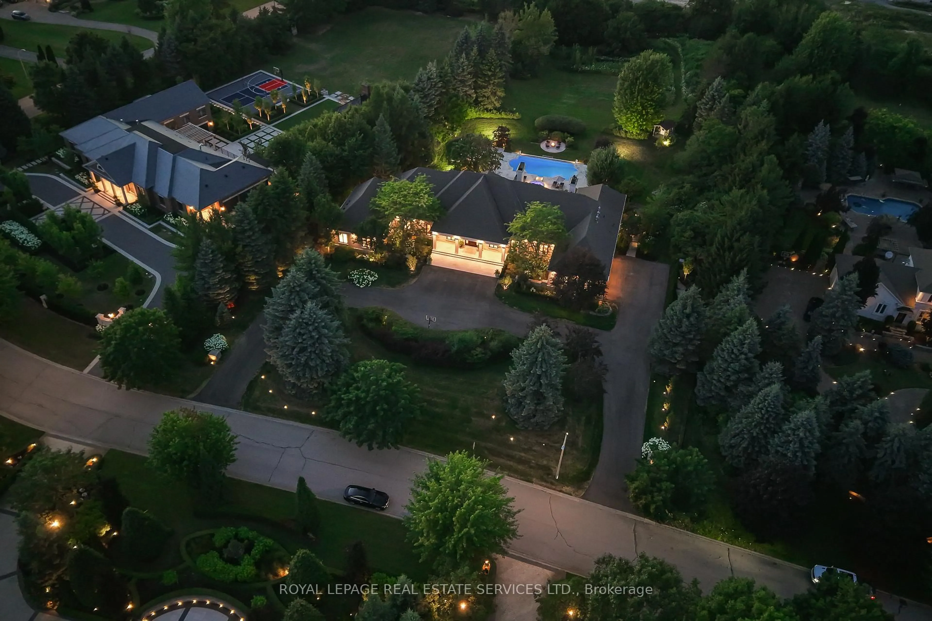 A pic from outside/outdoor area/front of a property/back of a property/a pic from drone, city buildings view from balcony for 16 Eversley Hall, King Ontario L7B 1L8
