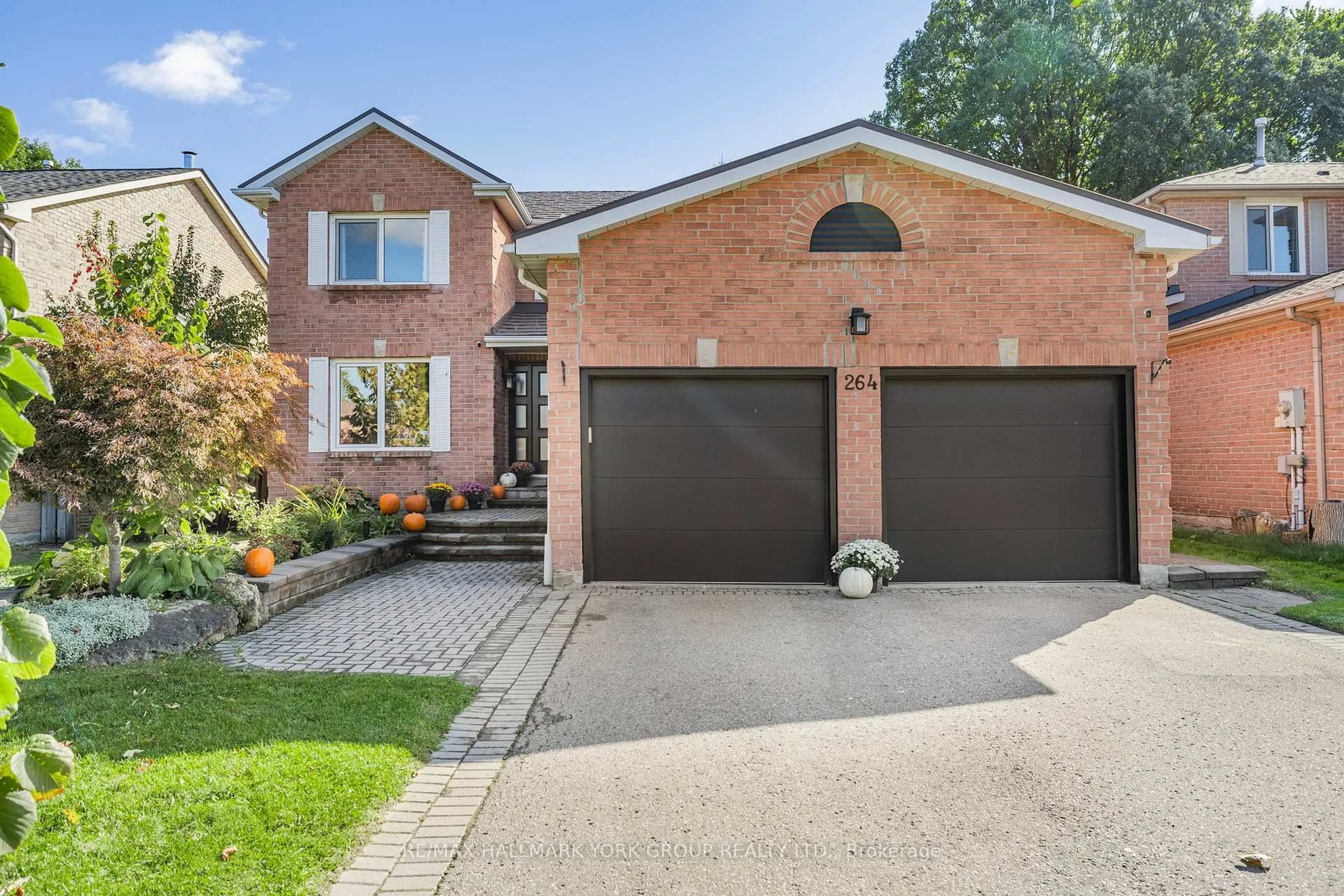 Home with brick exterior material, street for 264 Mccaffrey Rd, Newmarket Ontario L3X 1J4