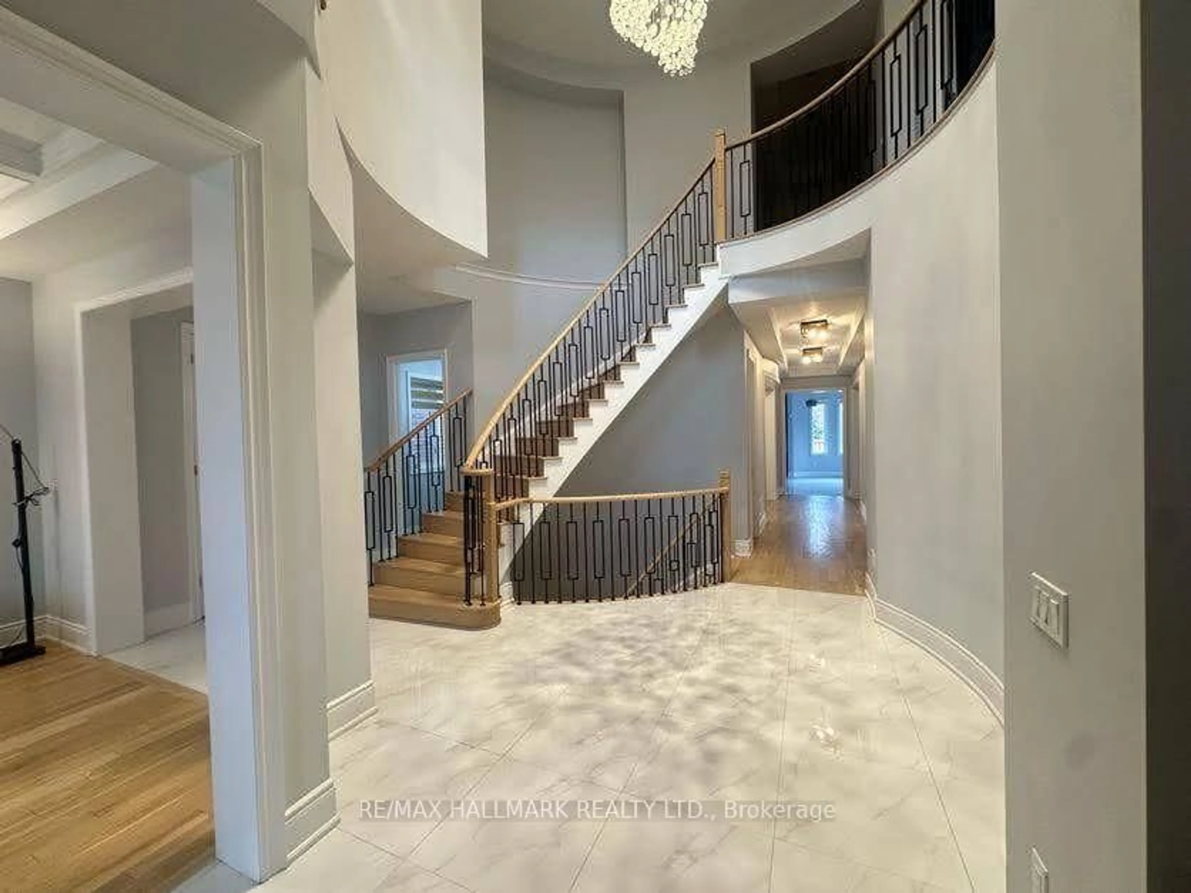 Indoor foyer for 41 Glen Abbey Tr, Vaughan Ontario L4H 3X7