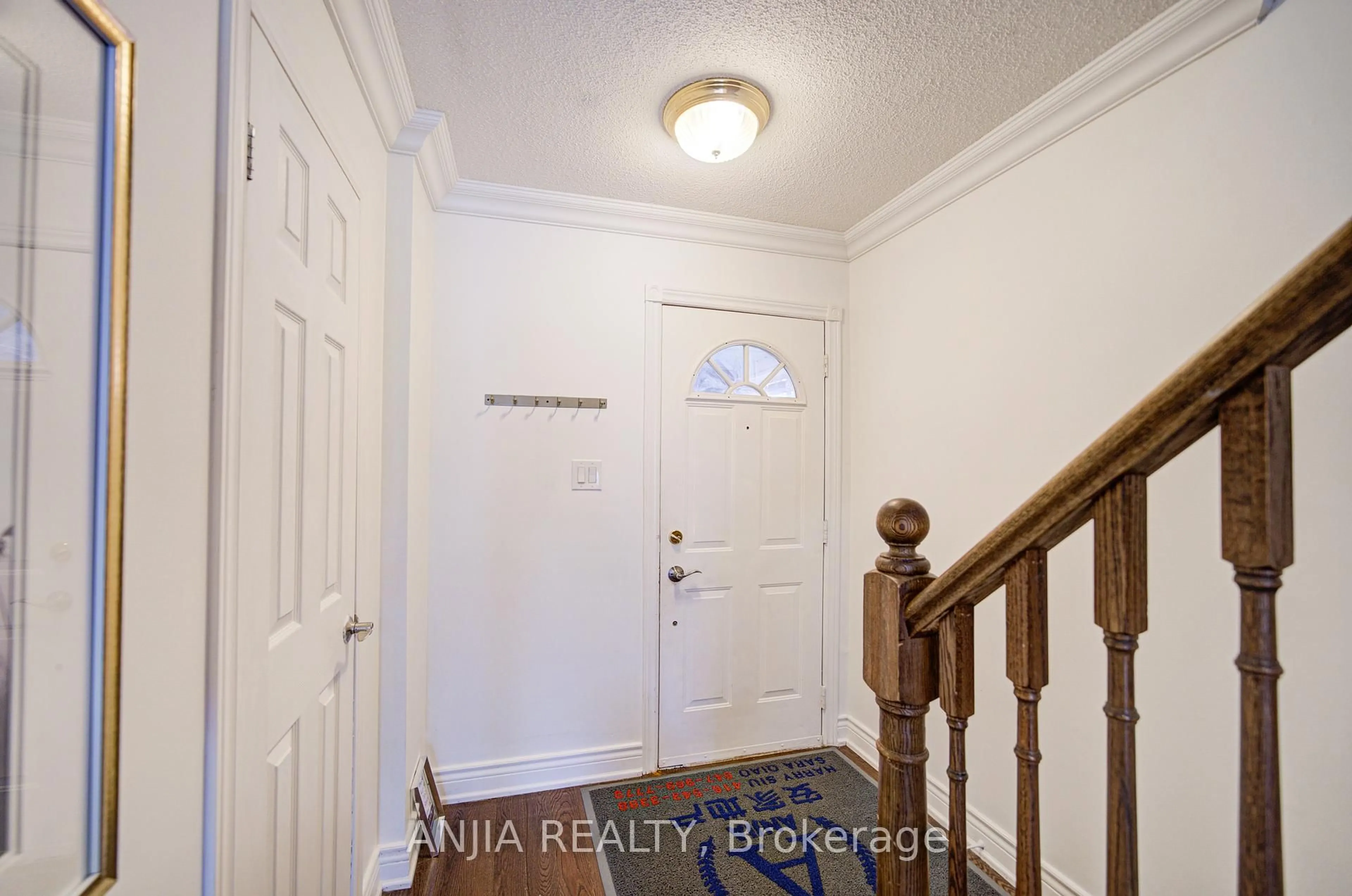 Indoor entryway for 19 Dunbar Cres, Markham Ontario L3R 6W9