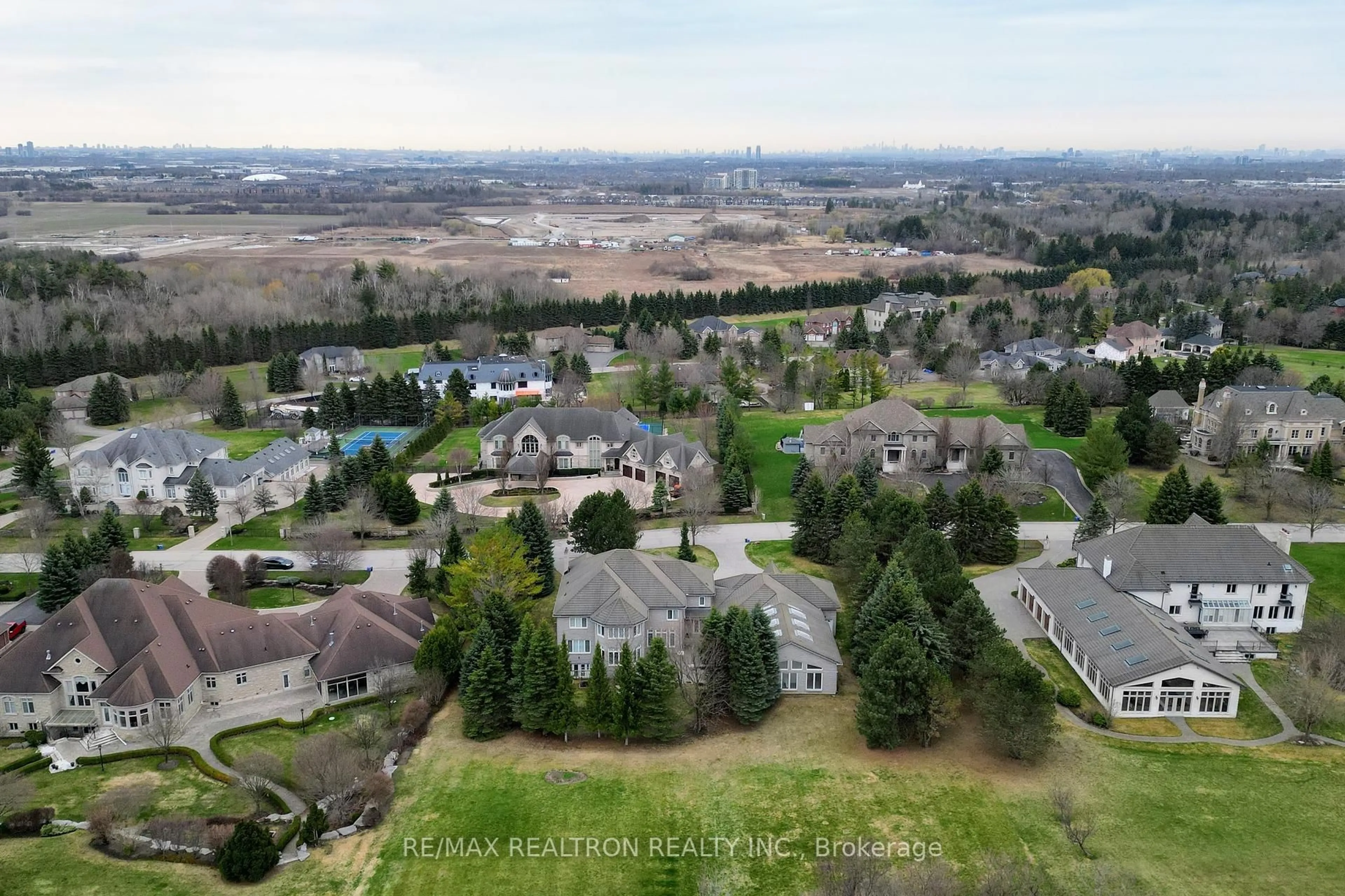 A pic from outside/outdoor area/front of a property/back of a property/a pic from drone, mountain view for 23 Kensington Dr, Richmond Hill Ontario L4E 3M9