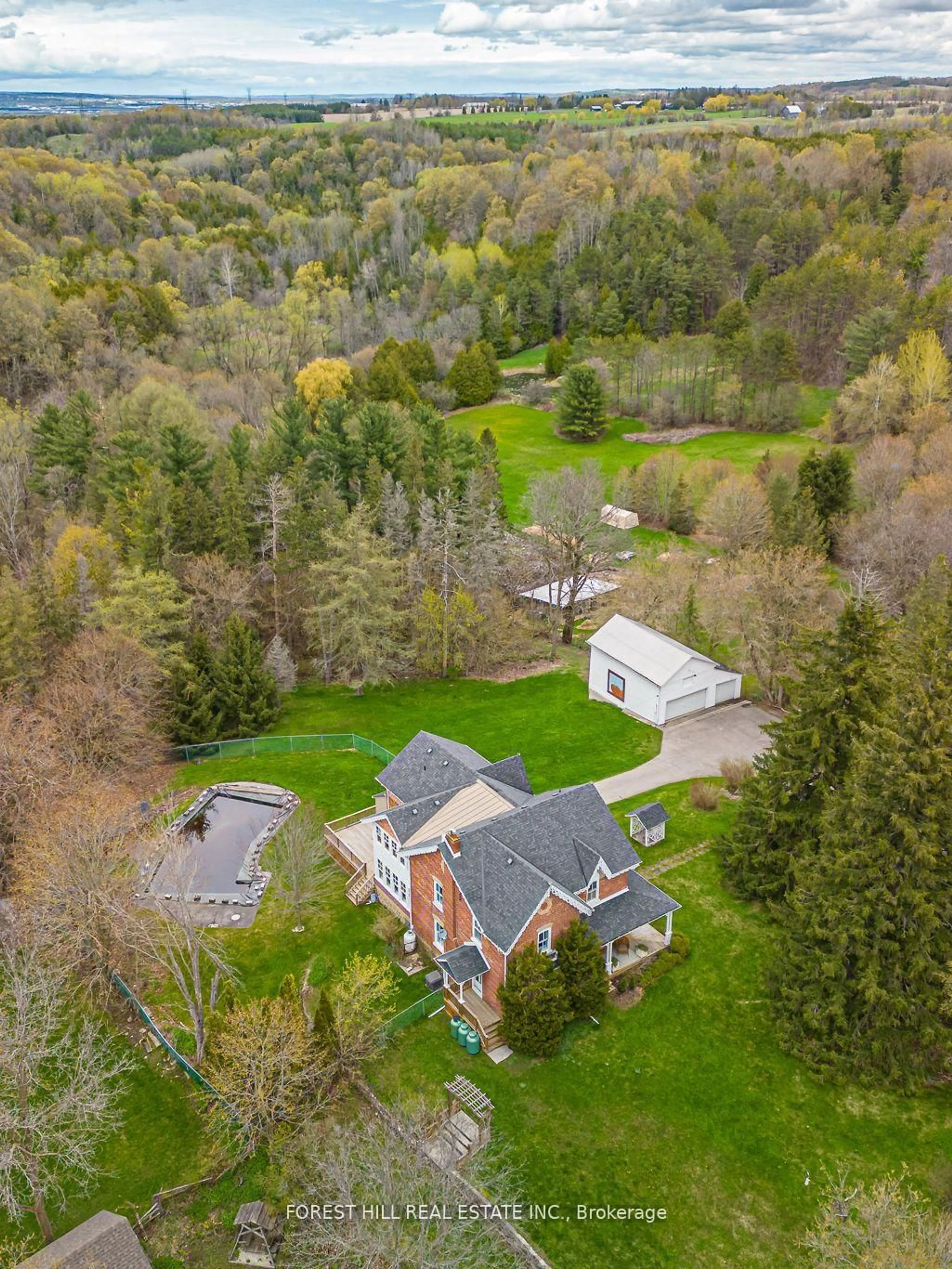 A pic from outside/outdoor area/front of a property/back of a property/a pic from drone, unknown for 420 Kettleby Rd, King Ontario L7B 0C9