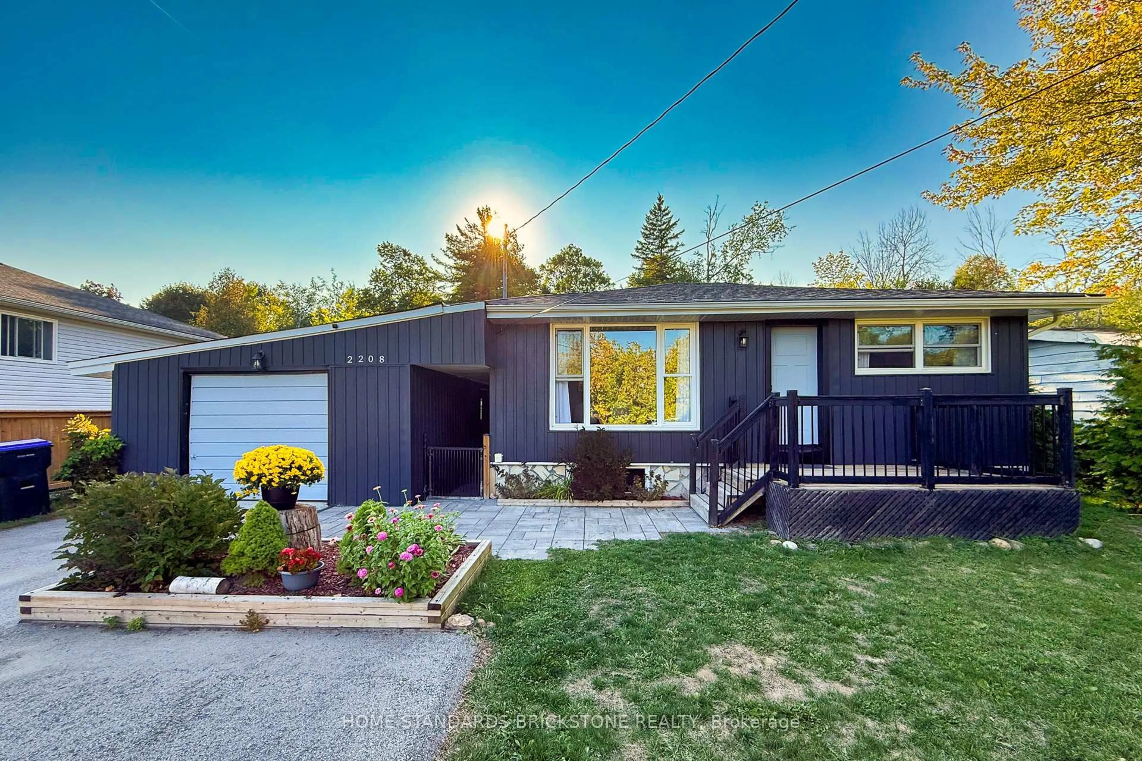 Home with vinyl exterior material, street for 2208 Willard Ave, Innisfil Ontario L9S 2C1