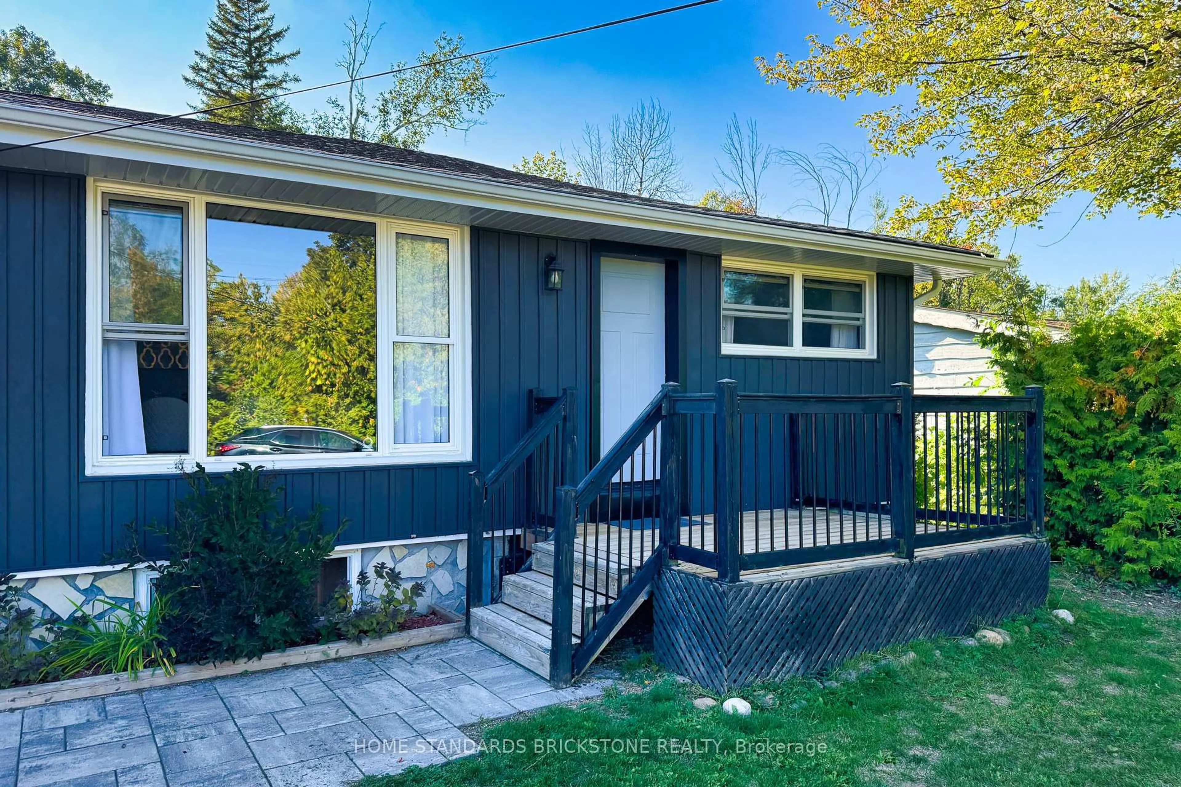 Home with vinyl exterior material, street for 2208 Willard Ave, Innisfil Ontario L9S 2C1