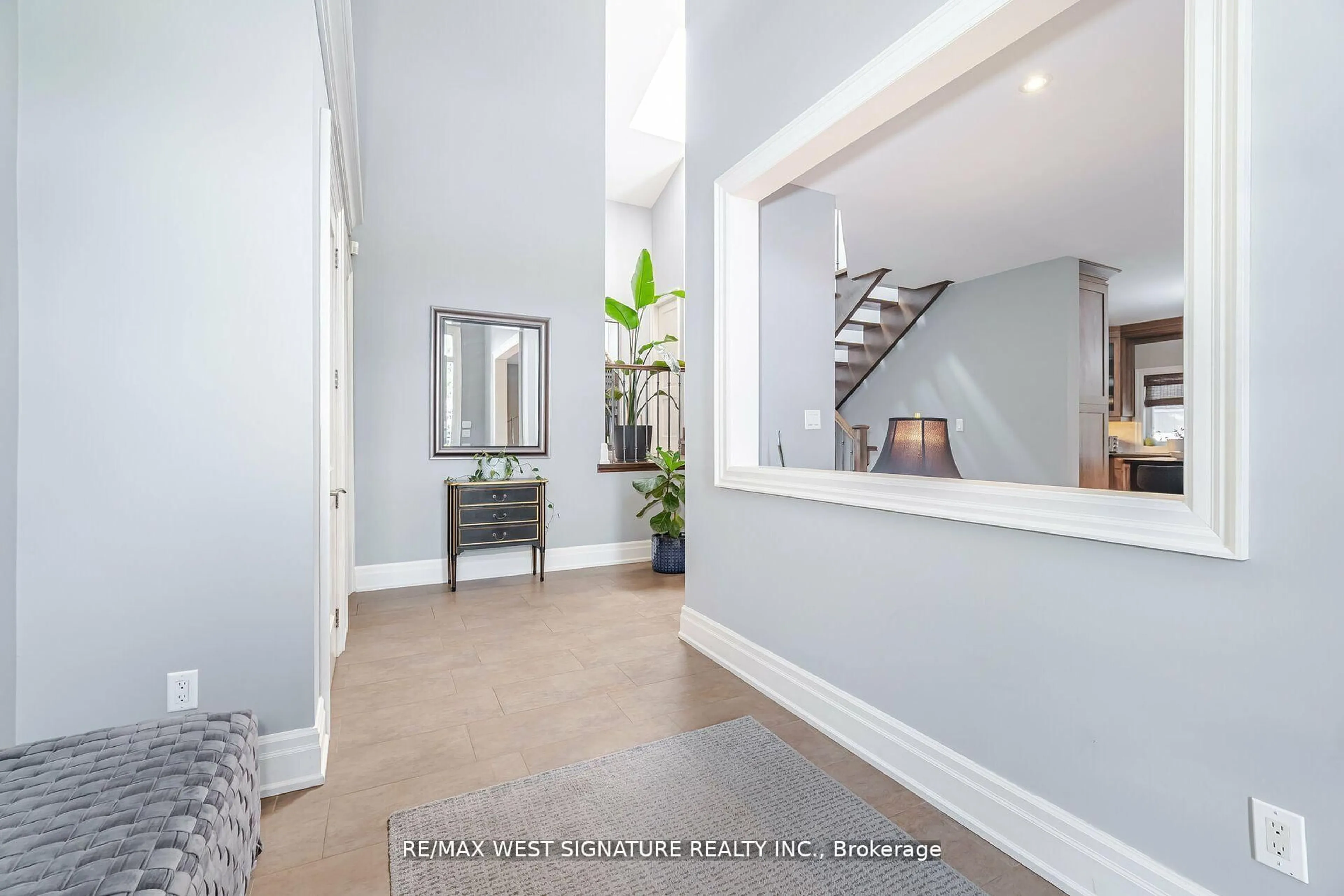 Indoor entryway for 12 Gosling Rd, Vaughan Ontario L6A 1E2