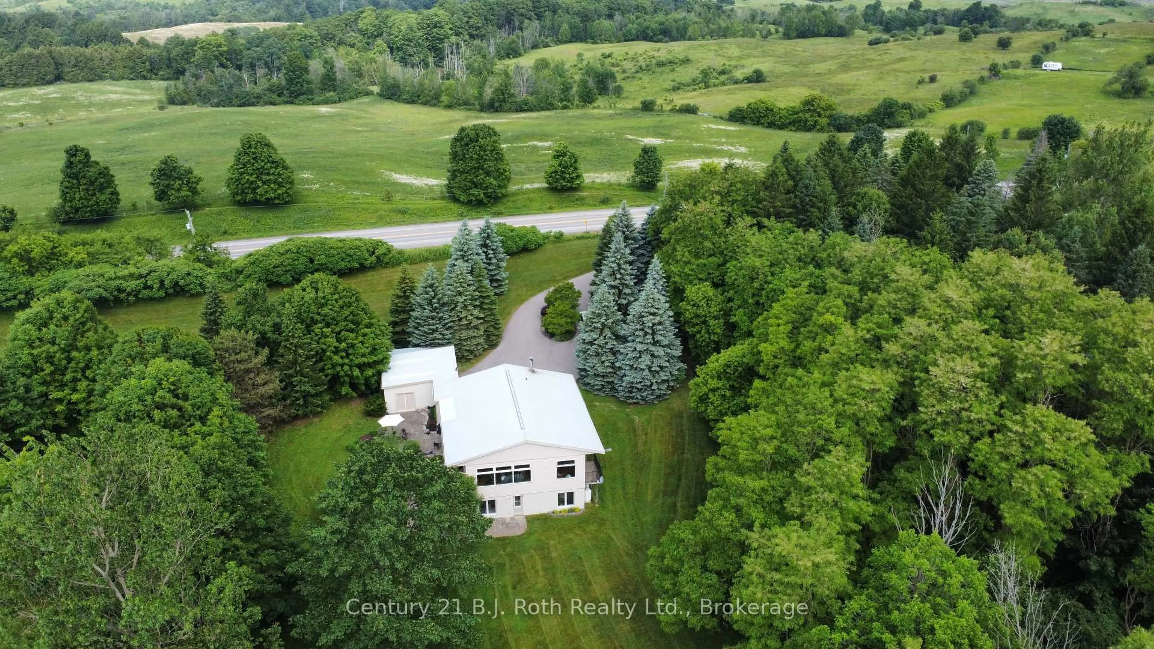 A pic from outside/outdoor area/front of a property/back of a property/a pic from drone, unknown for 1131 Brock Rd, Uxbridge Ontario L9P 1R4