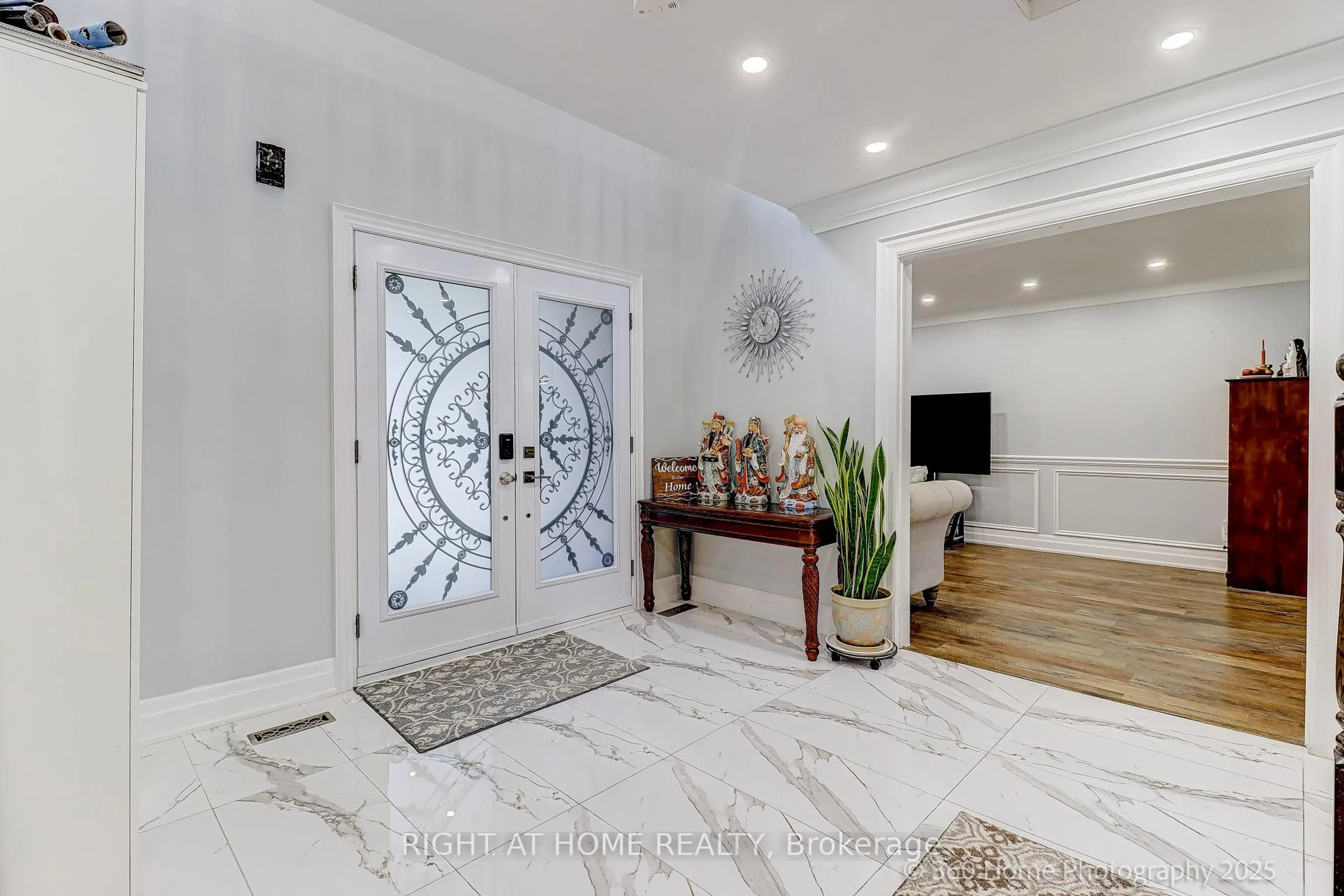 Indoor entryway for 71 Church St, Georgina Ontario L4P 0K7