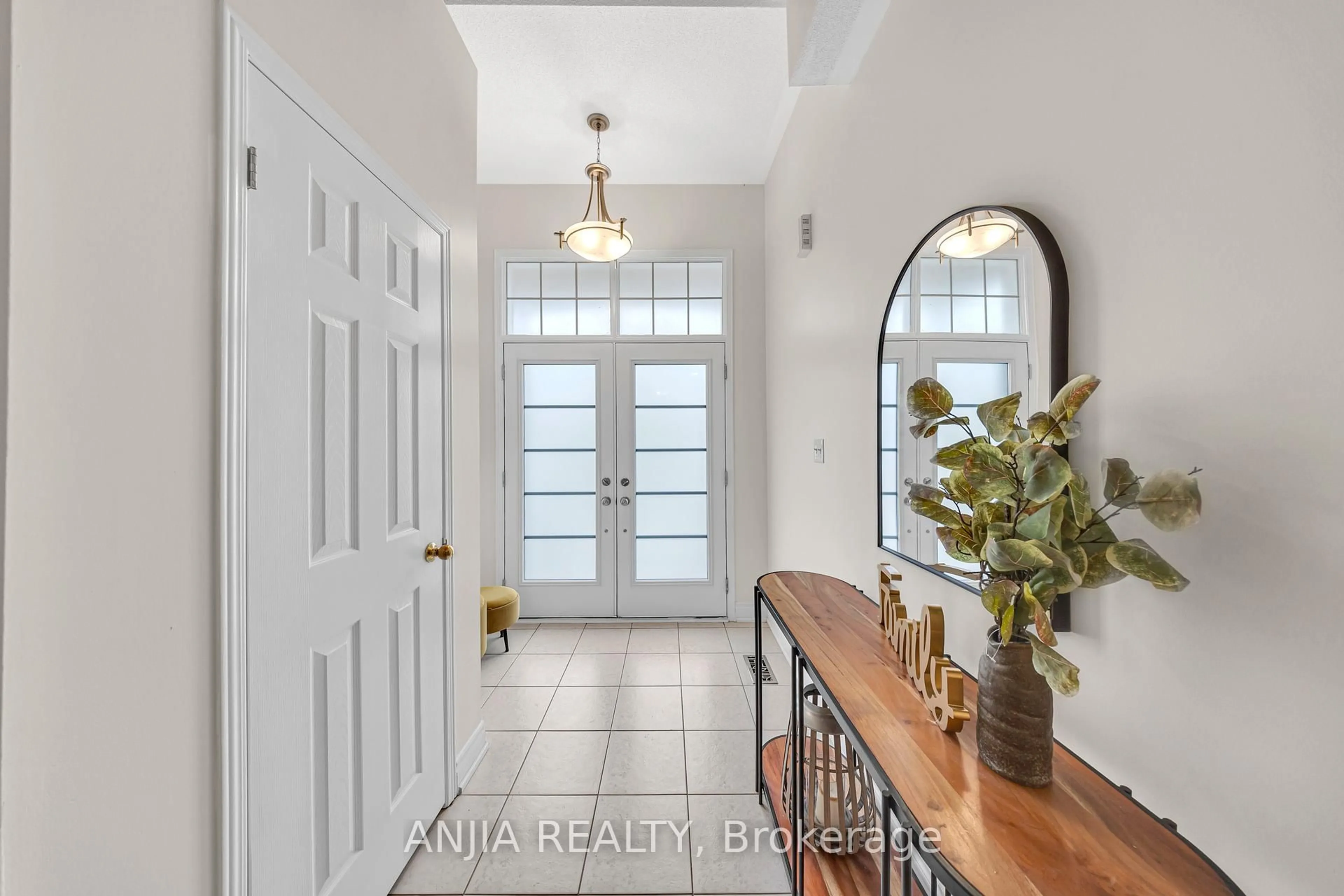 Indoor entryway for 34 Horn St, Whitchurch-Stouffville Ontario L4A 0X9