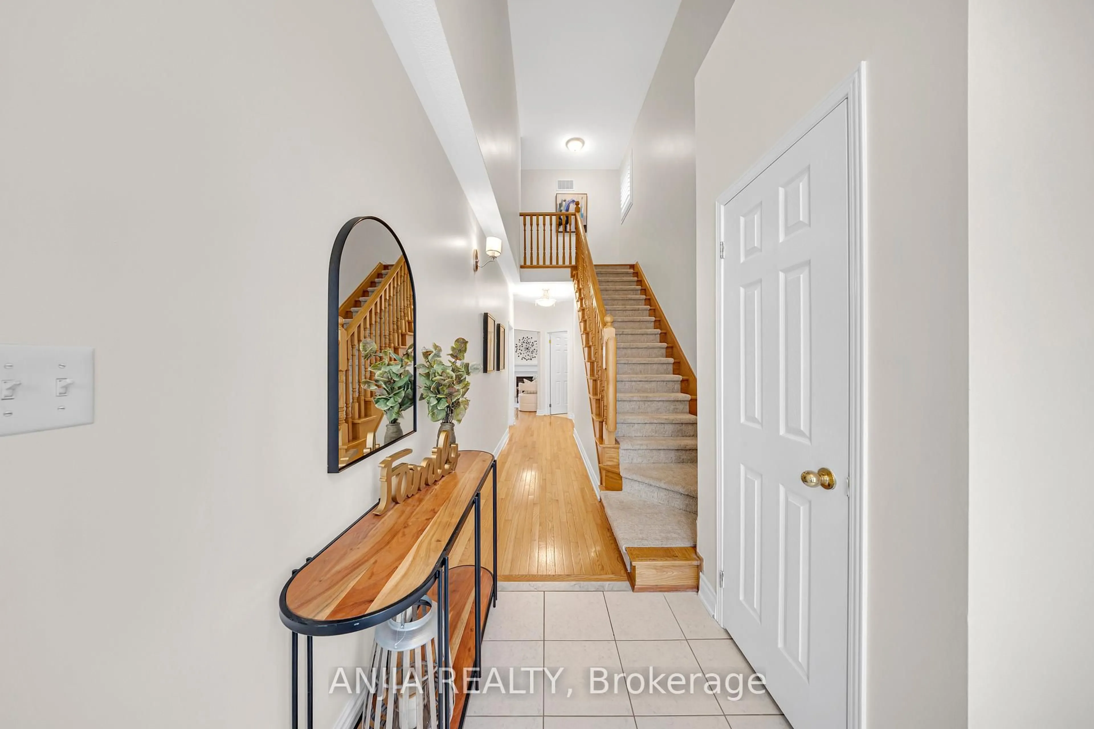 Indoor entryway for 34 Horn St, Whitchurch-Stouffville Ontario L4A 0X9