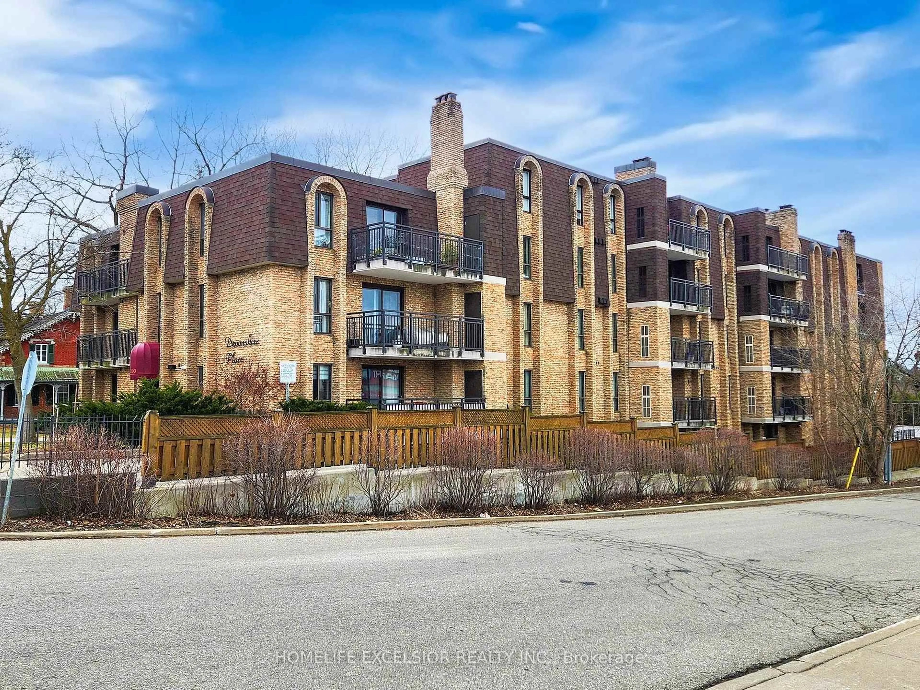 A pic from outside/outdoor area/front of a property/back of a property/a pic from drone, building for 15390 Yonge St #203, Aurora Ontario L4G 1N8