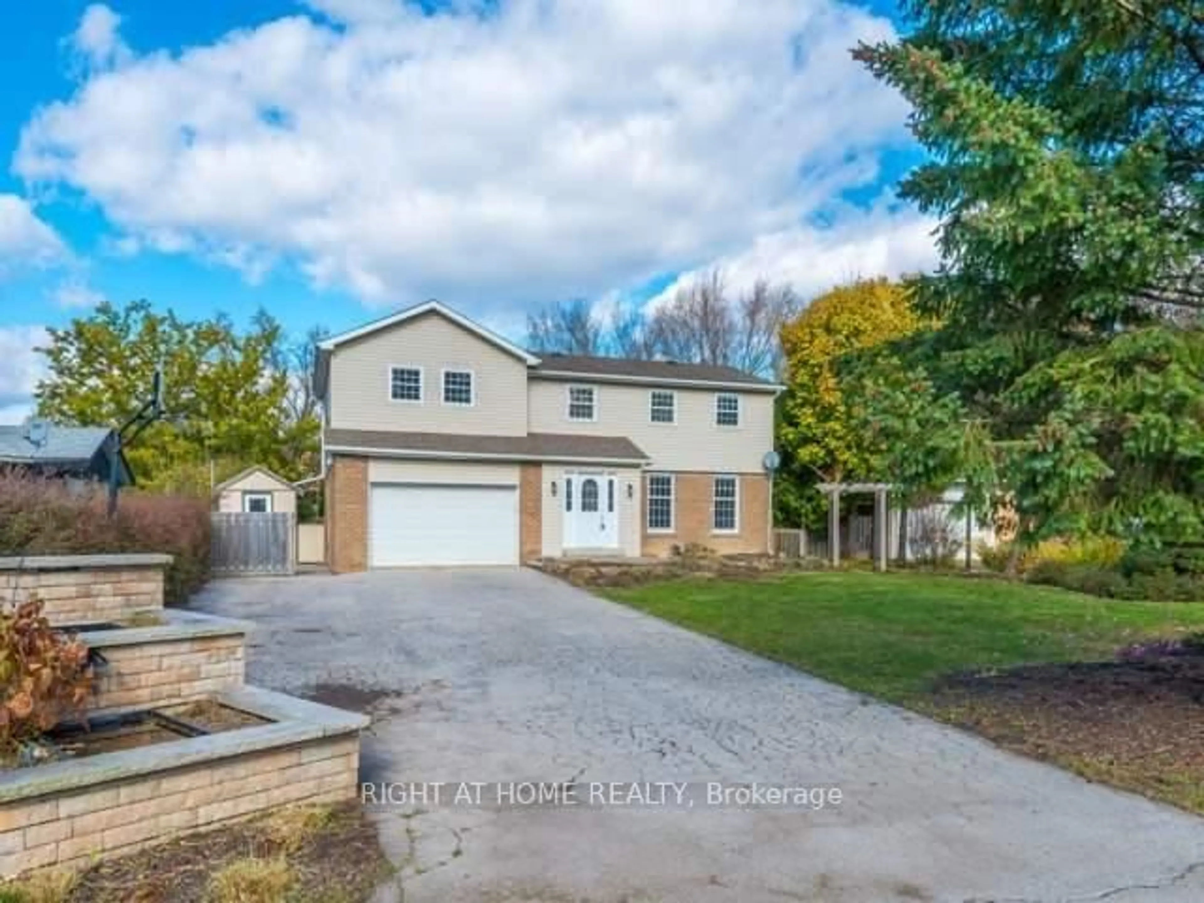 A pic from outside/outdoor area/front of a property/back of a property/a pic from drone, street for 8 Gallacher Ave, Richmond Hill Ontario L4E 2W9