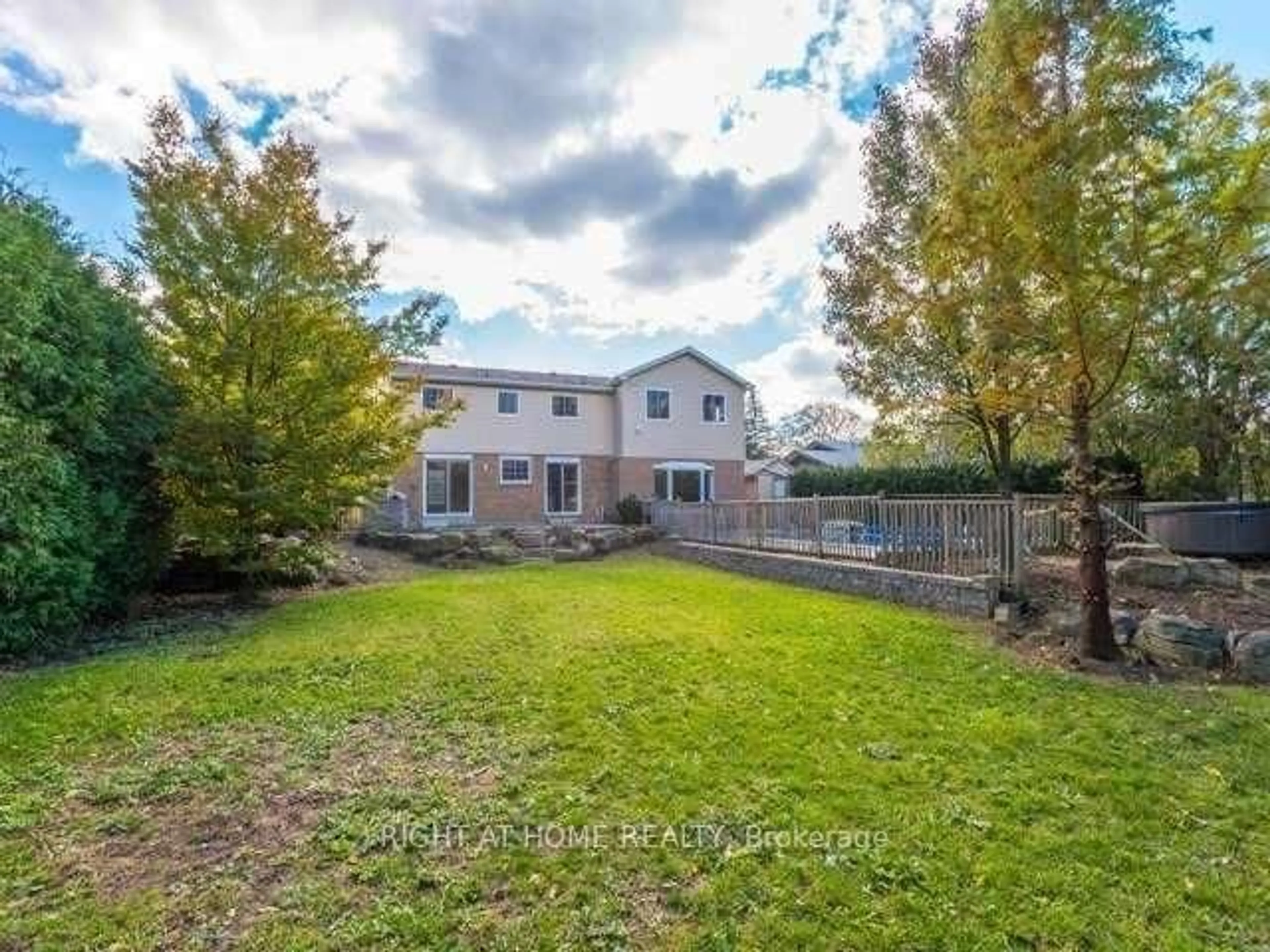 A pic from outside/outdoor area/front of a property/back of a property/a pic from drone, unknown for 8 Gallacher Ave, Richmond Hill Ontario L4E 2W9