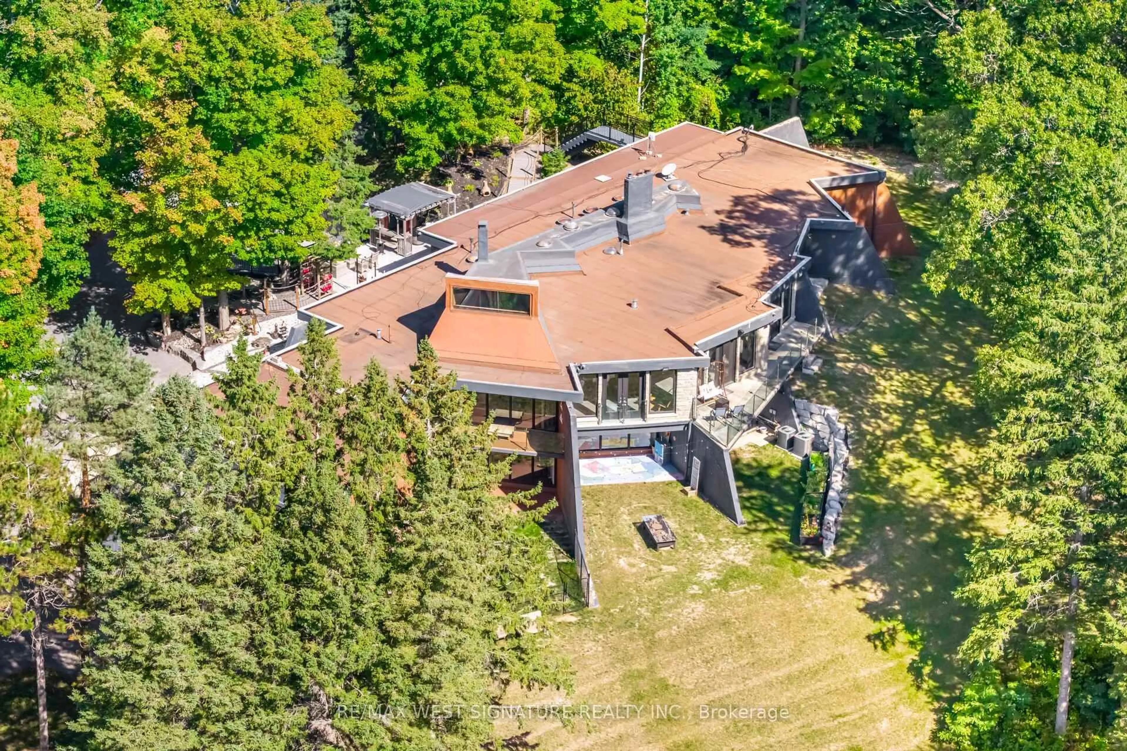 A pic from outside/outdoor area/front of a property/back of a property/a pic from drone, unknown for 13280 7th Concession, King Ontario L7B 1K4