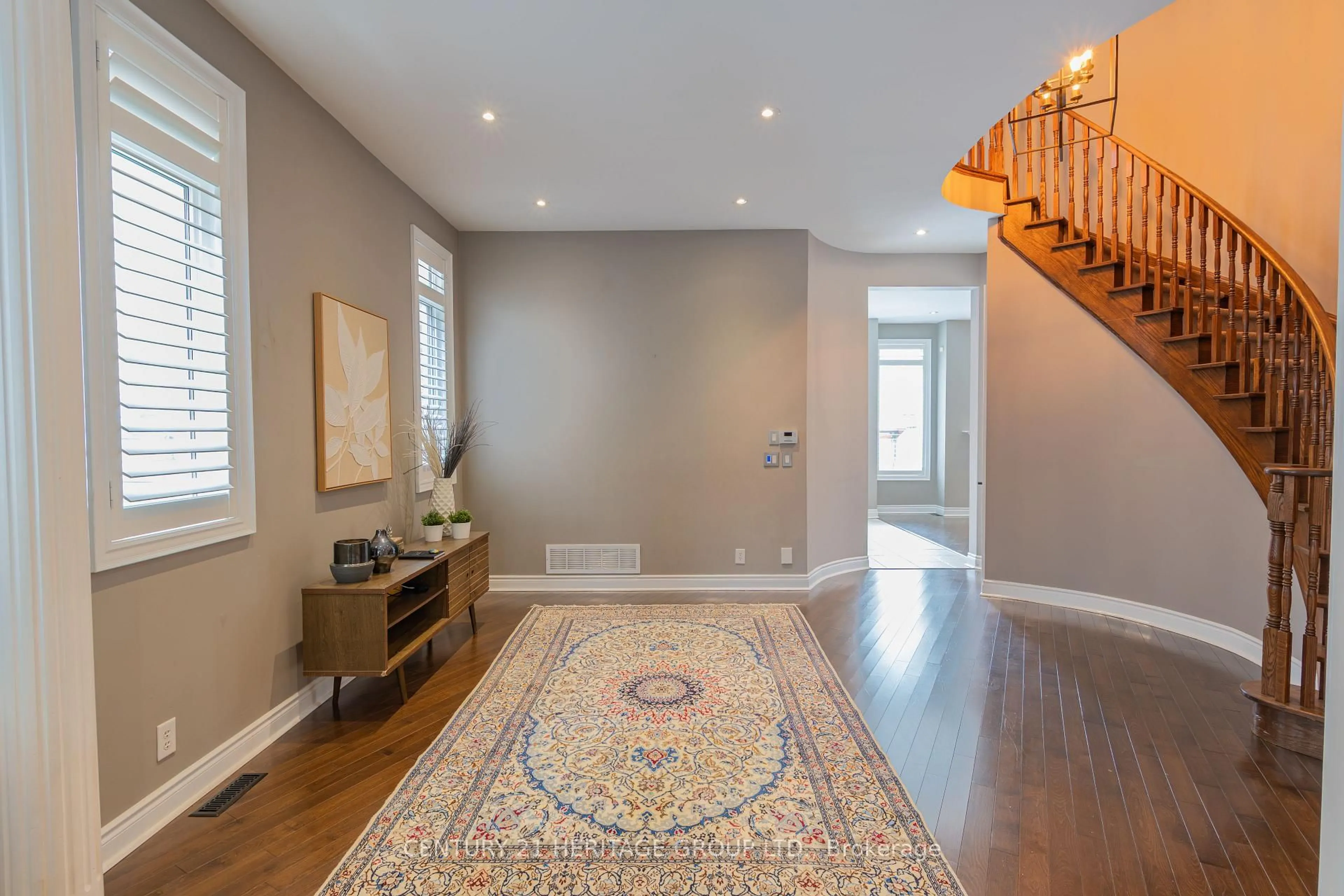 Indoor entryway for 20 Altus Park Dr, Vaughan Ontario L6A 0Z5