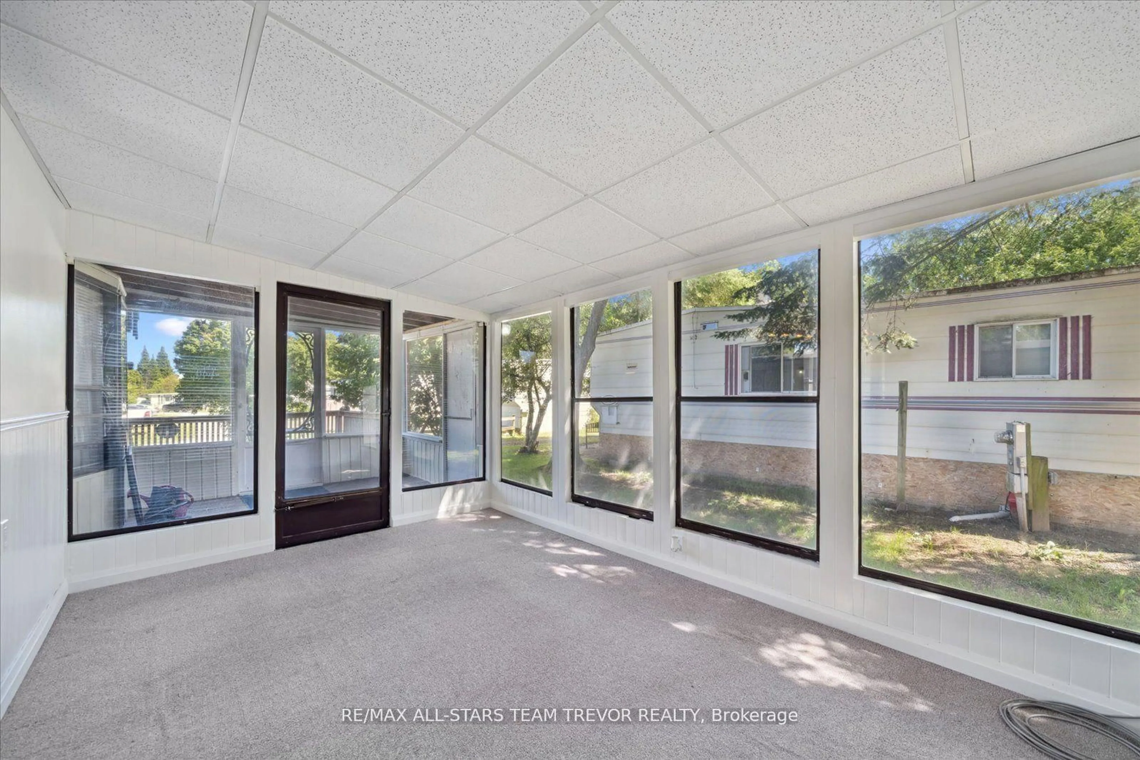 Indoor foyer for 285 Crydermans Sdrd ##336, Georgina Ontario L0E 1A0