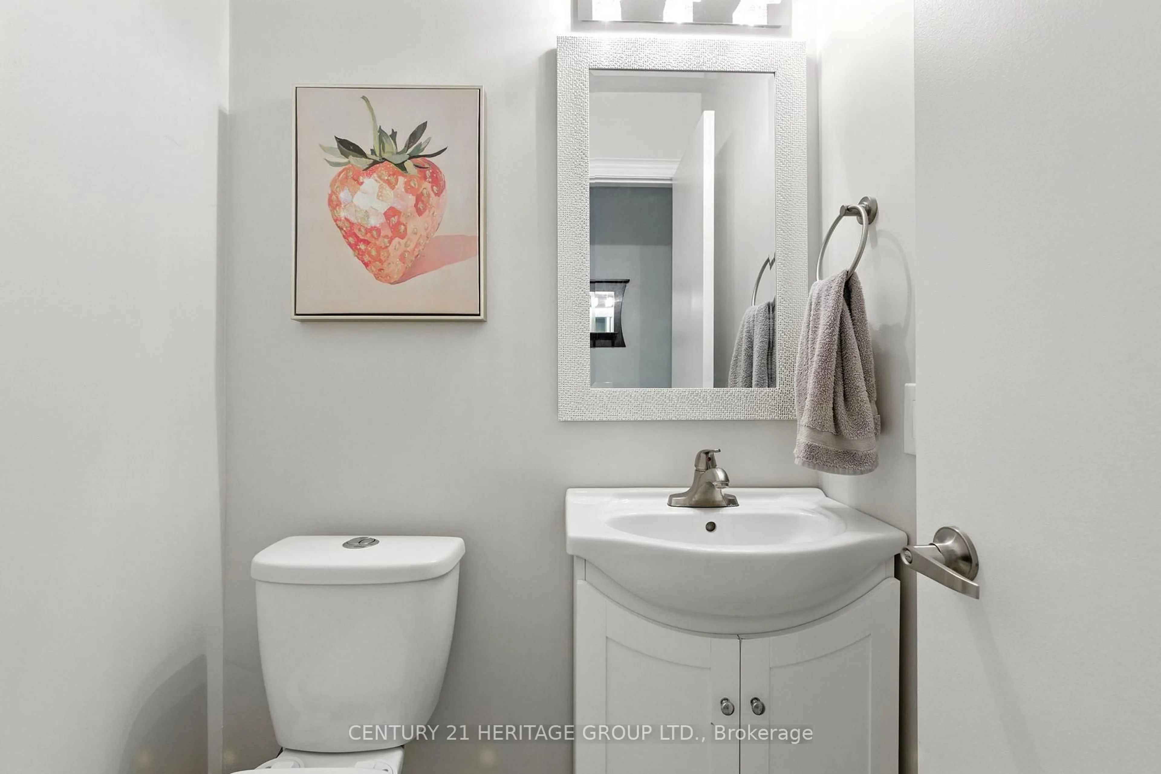 Standard bathroom, ceramic/tile floor for 884 Clancey Cres, Newmarket Ontario L3Y 8H1