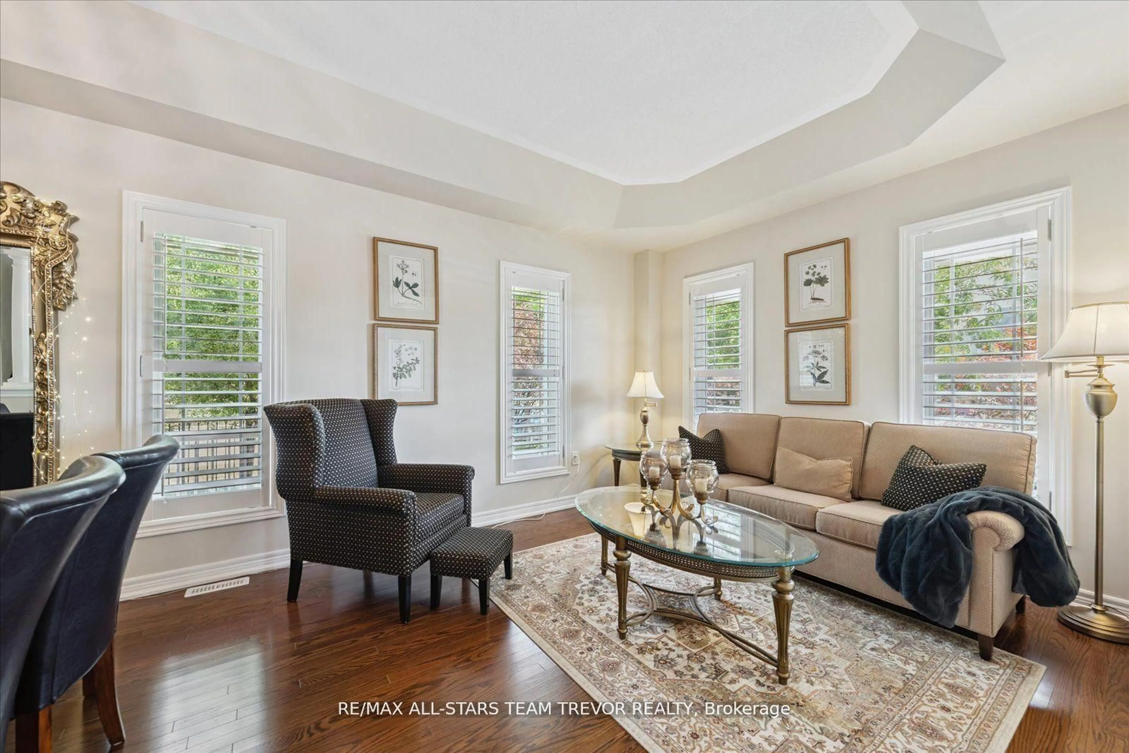 Living room with furniture, unknown for 38 Mackenzie Crt, Georgina Ontario L4P 0E1