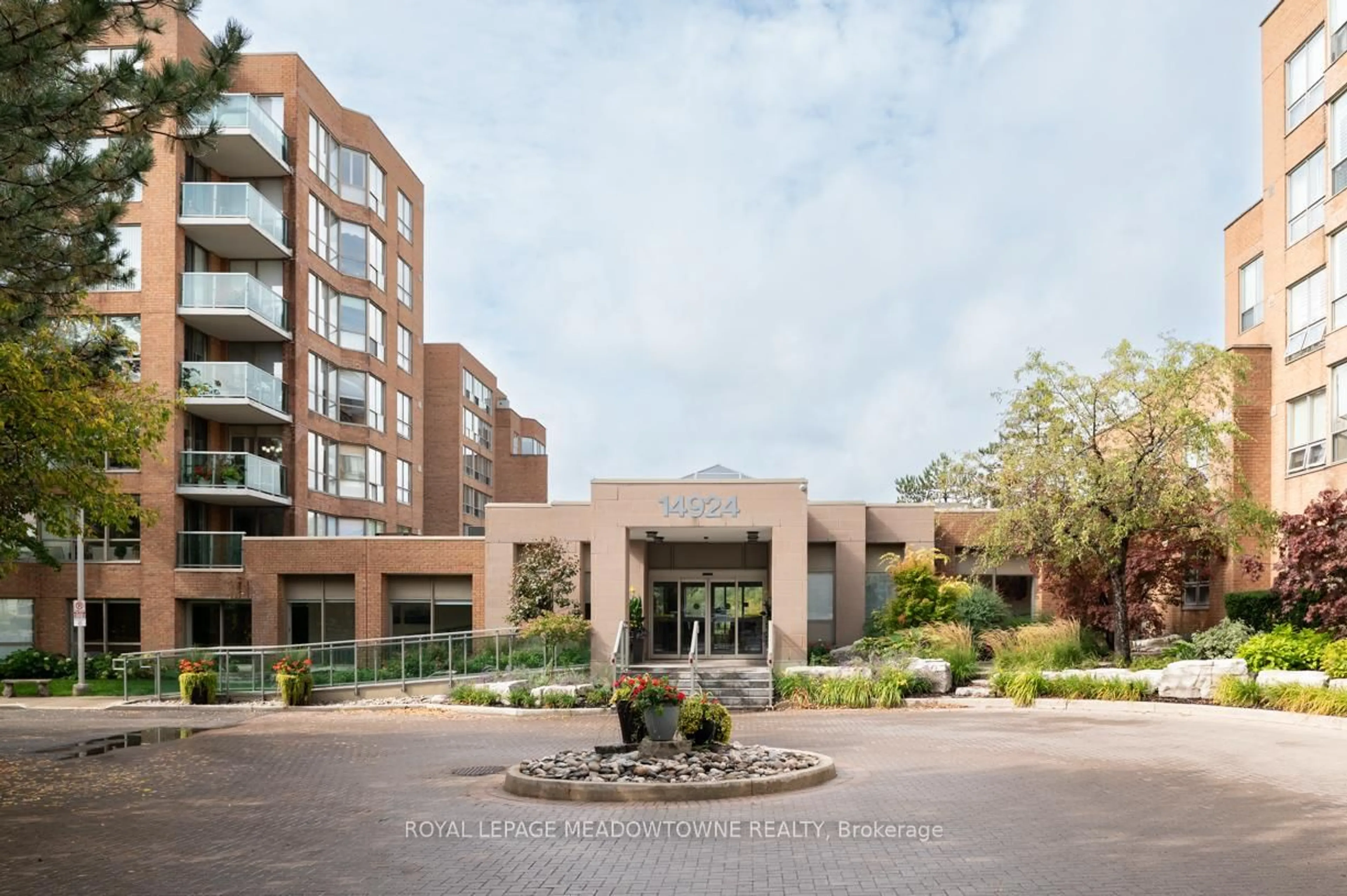 Indoor foyer for 14924 Yonge St #201, Aurora Ontario L4G 6H7