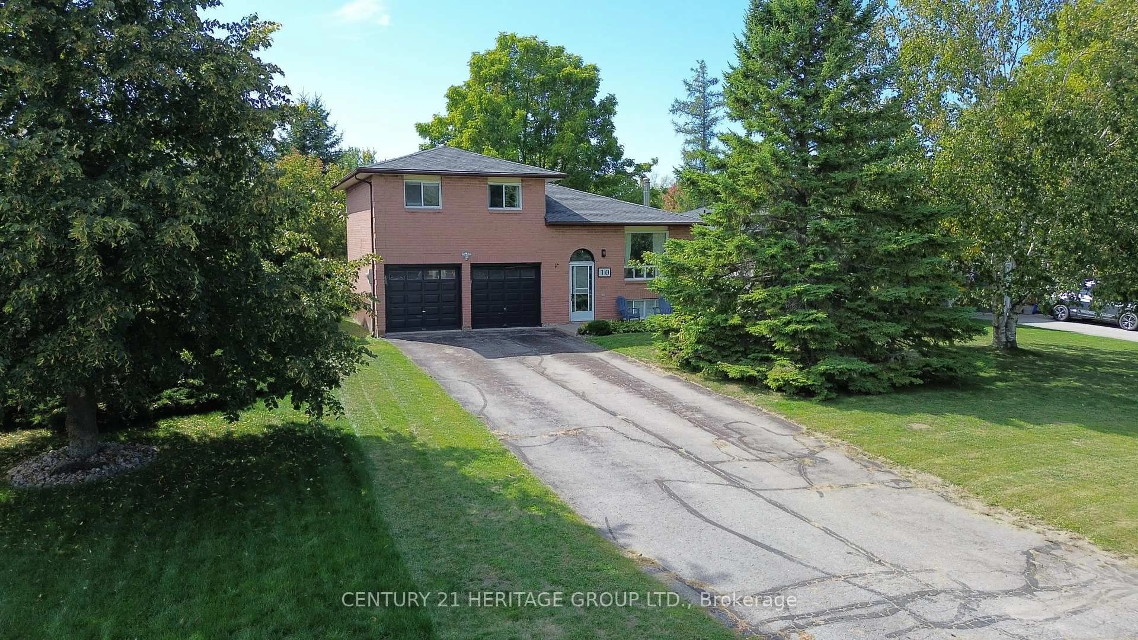 A pic from outside/outdoor area/front of a property/back of a property/a pic from drone, street for 10 Hawkins St, Georgina Ontario L0E 1R0