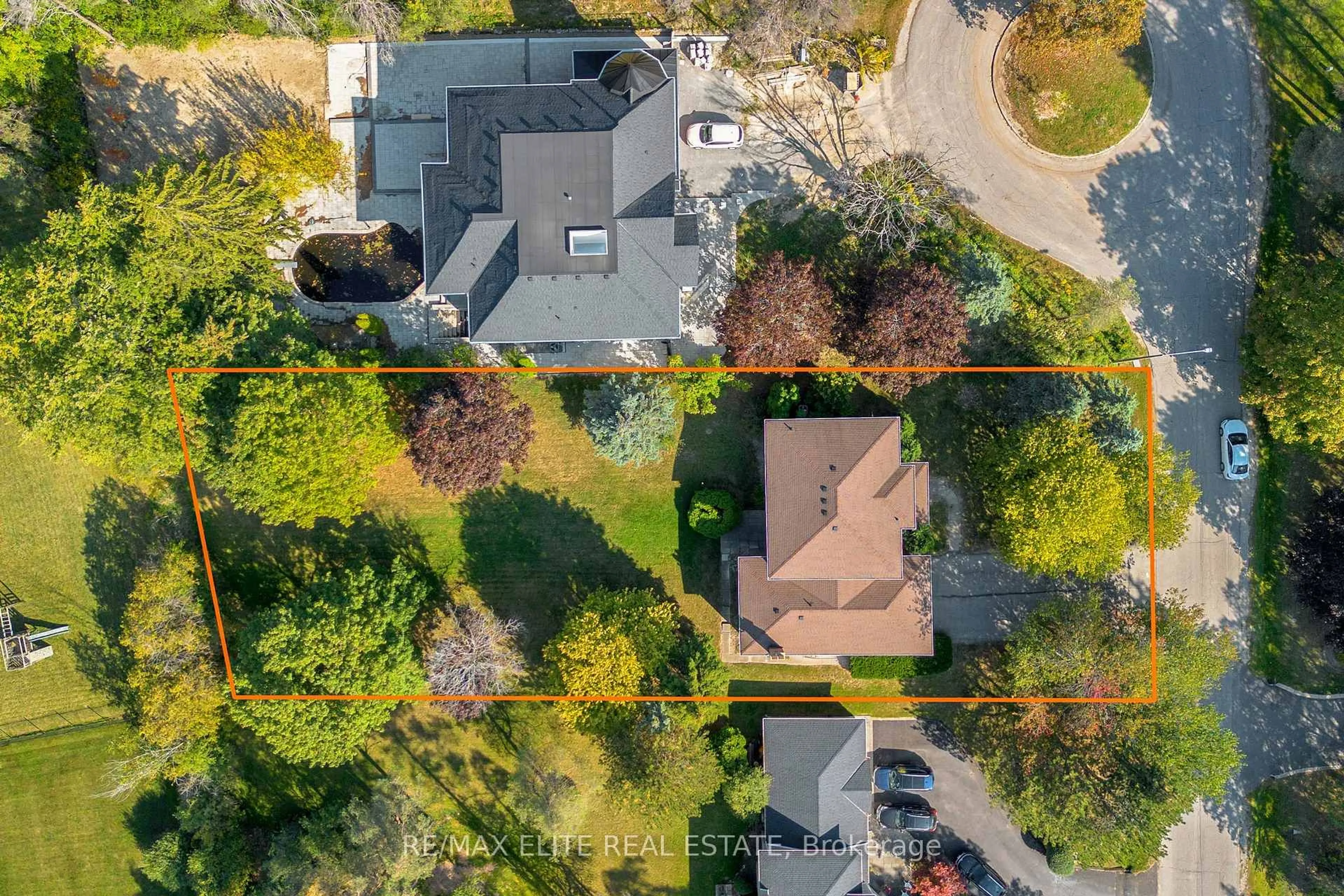 A pic from outside/outdoor area/front of a property/back of a property/a pic from drone, street for 61 Beaufort Hills Rd, Richmond Hill Ontario L4E 2N3