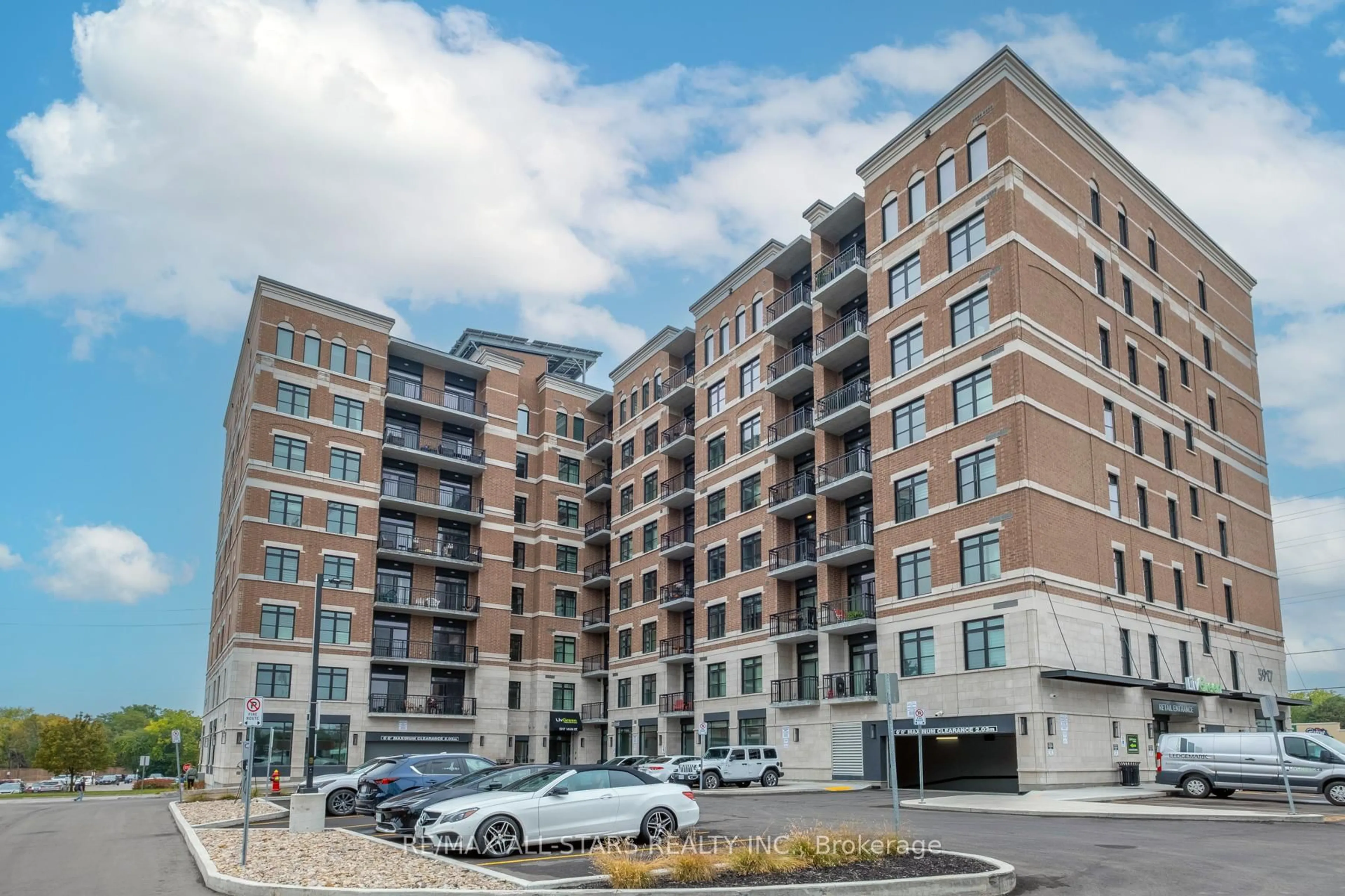A pic from outside/outdoor area/front of a property/back of a property/a pic from drone, building for 5917 Main St #309, Whitchurch-Stouffville Ontario L4A 5G4