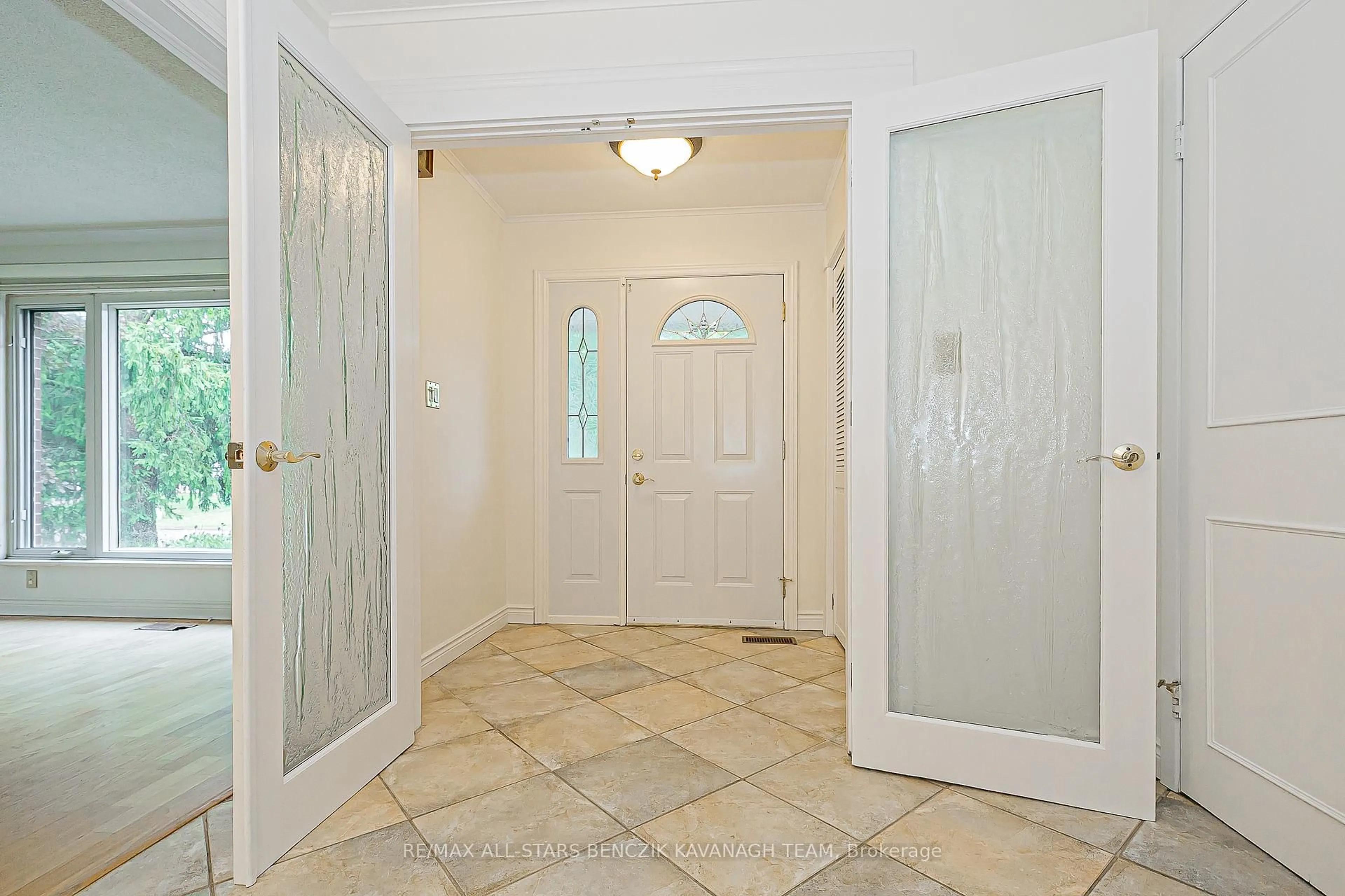 Indoor entryway for 75 Pringle Ave, Markham Ontario L3P 2P5