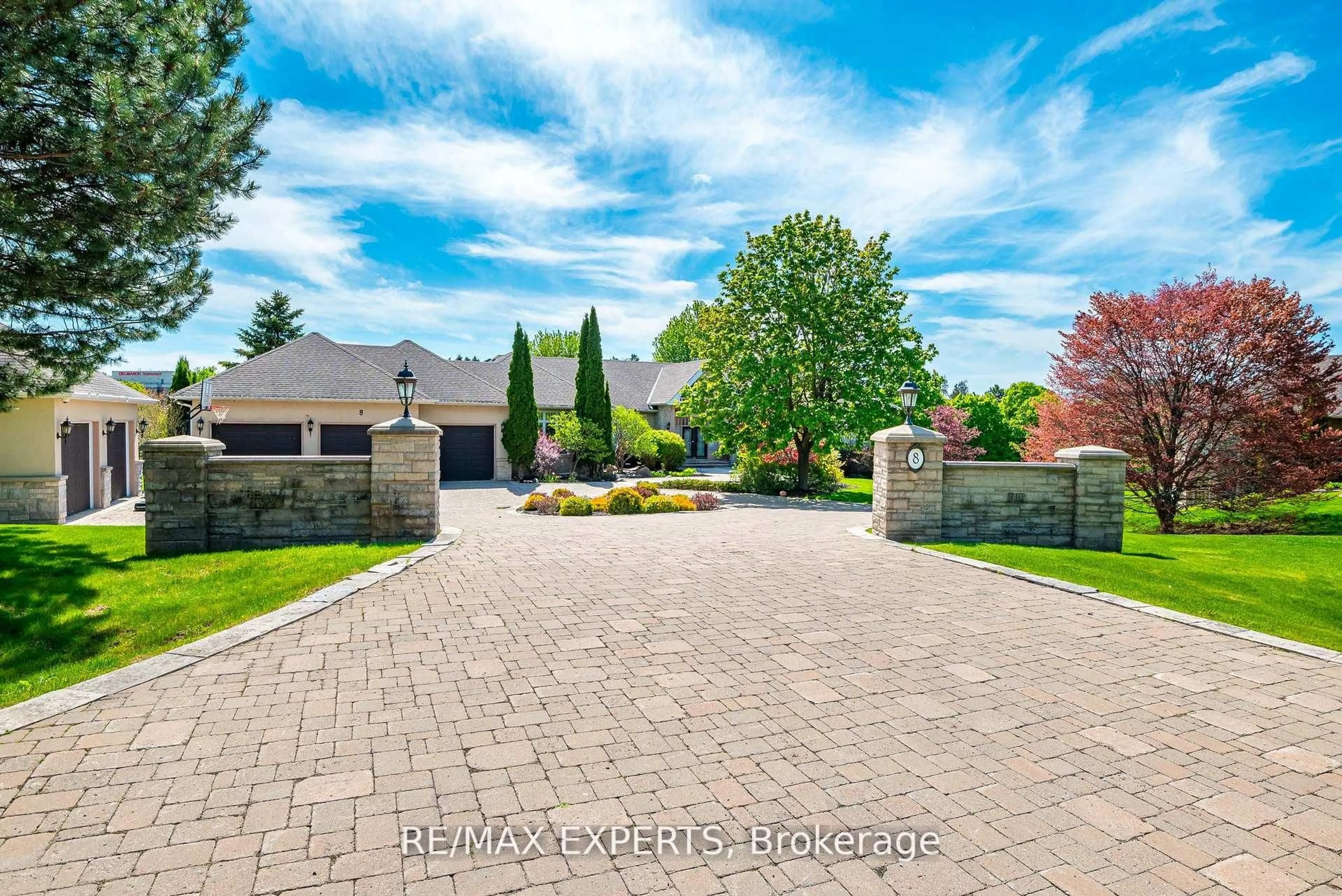 Unknown for 8 Alm Crt, Aurora Ontario L4G 6W7