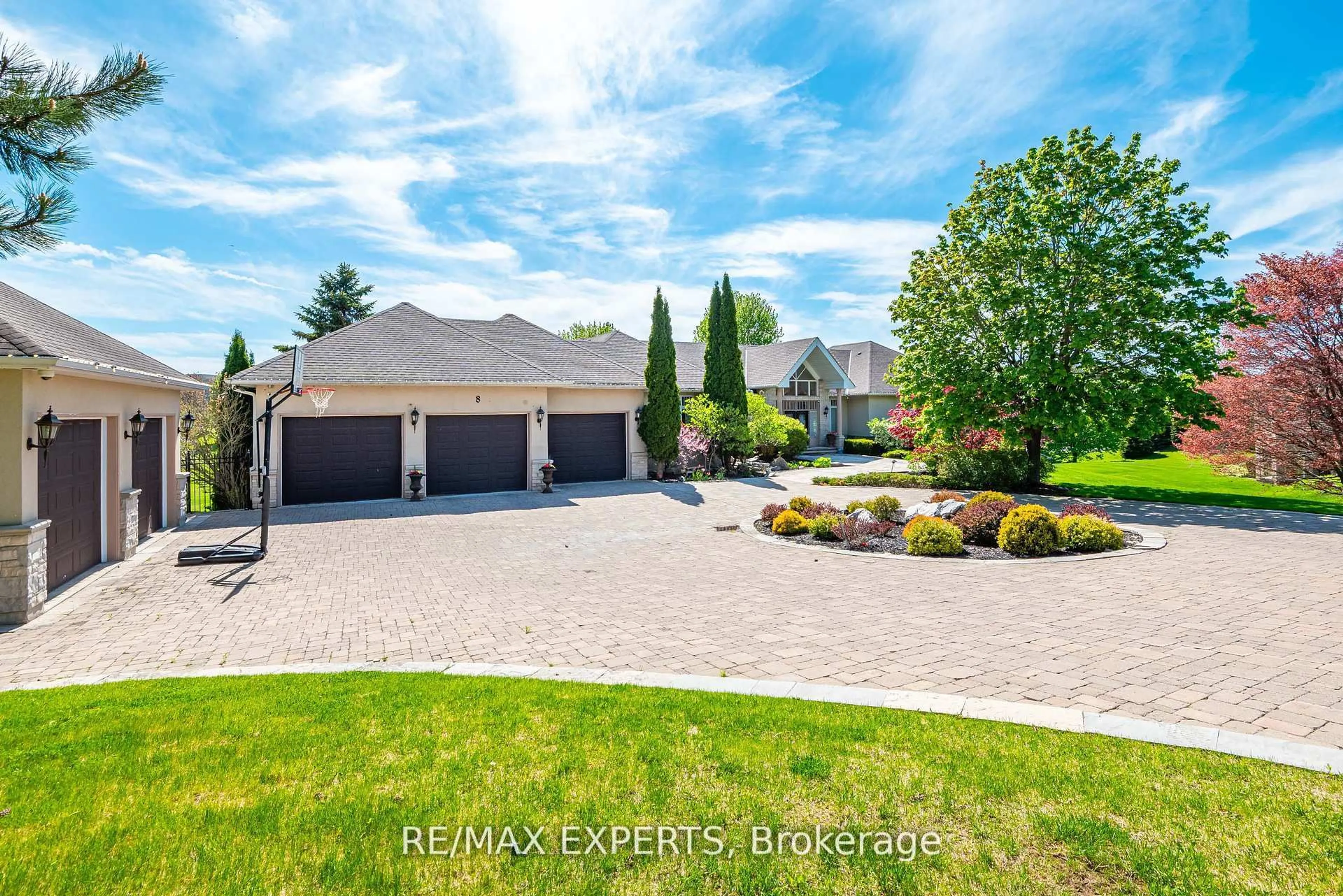 A pic from outside/outdoor area/front of a property/back of a property/a pic from drone, street for 8 Alm Crt, Aurora Ontario L4G 6W7