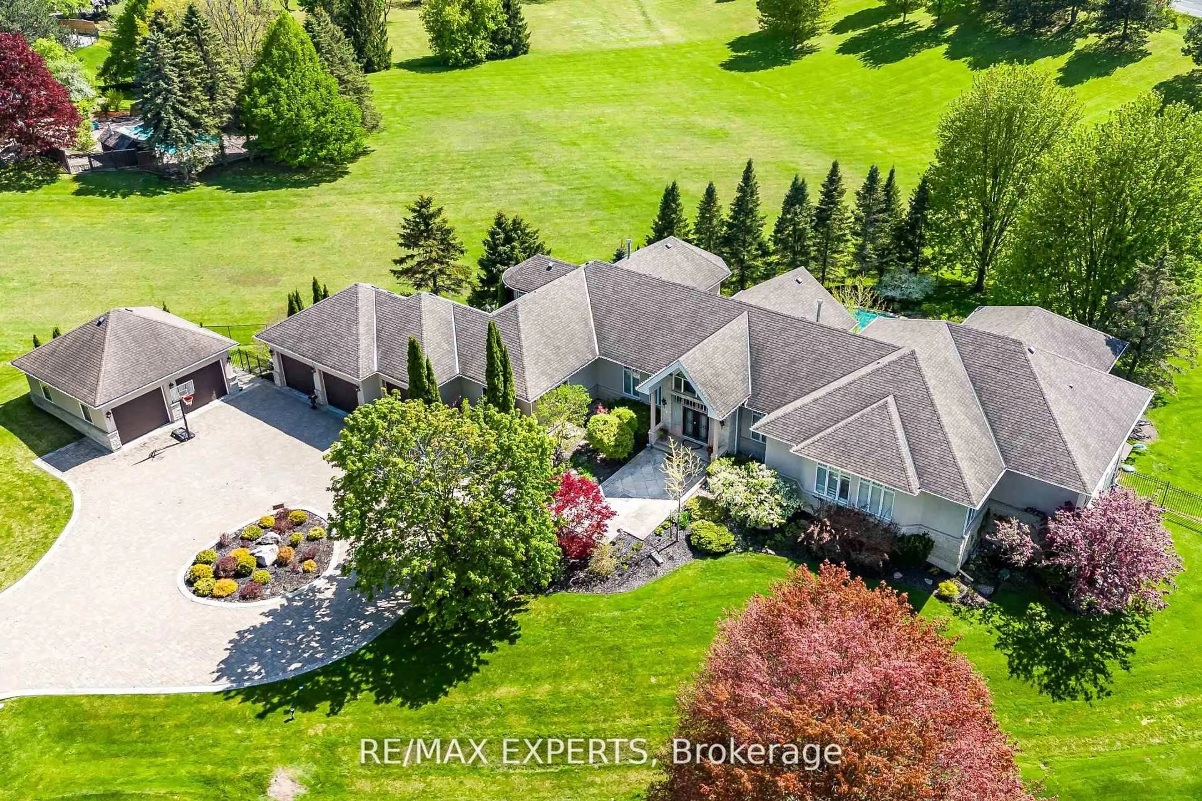 A pic from outside/outdoor area/front of a property/back of a property/a pic from drone, street for 8 Alm Crt, Aurora Ontario L4G 6W7