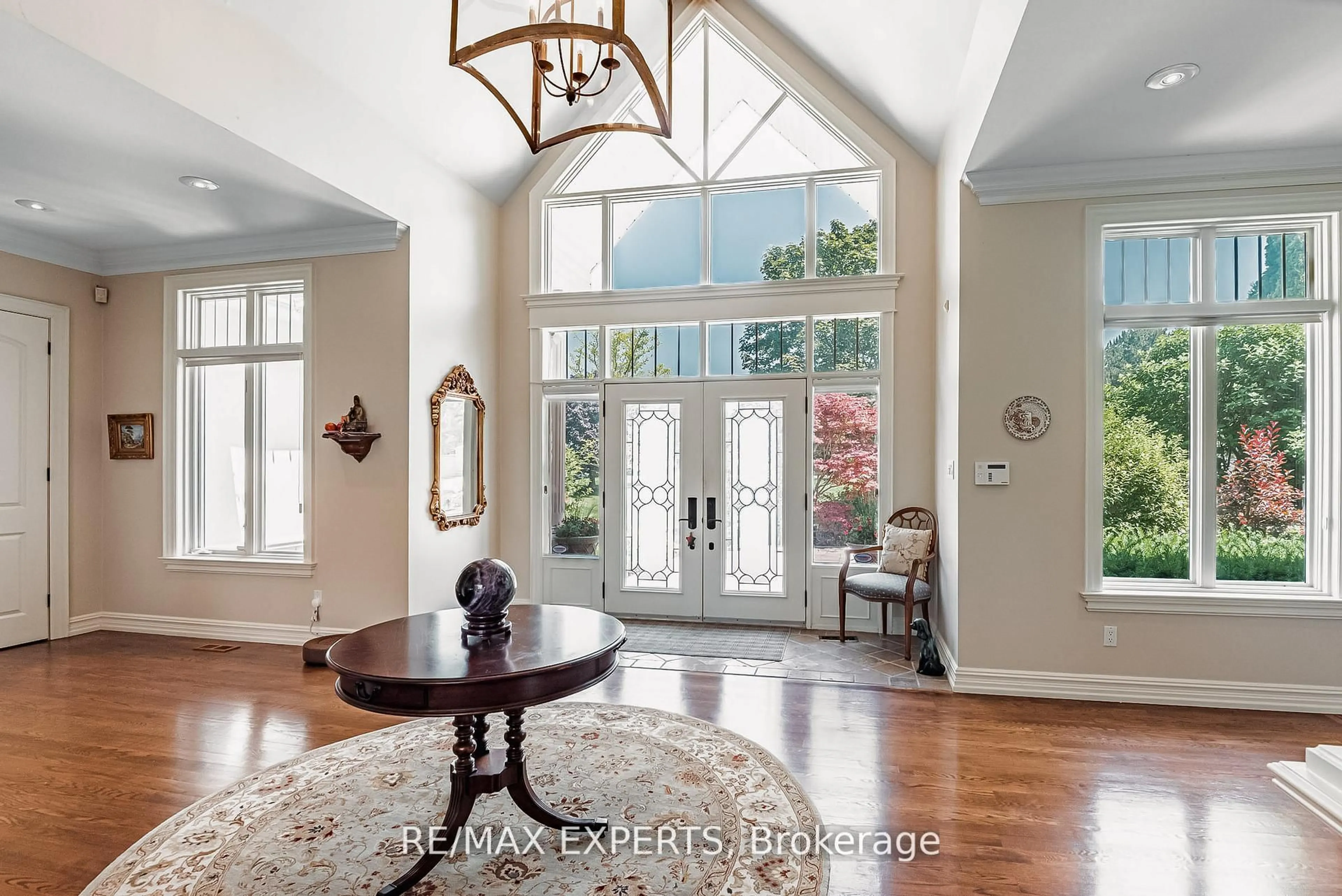 Indoor entryway for 8 Alm Crt, Aurora Ontario L4G 6W7