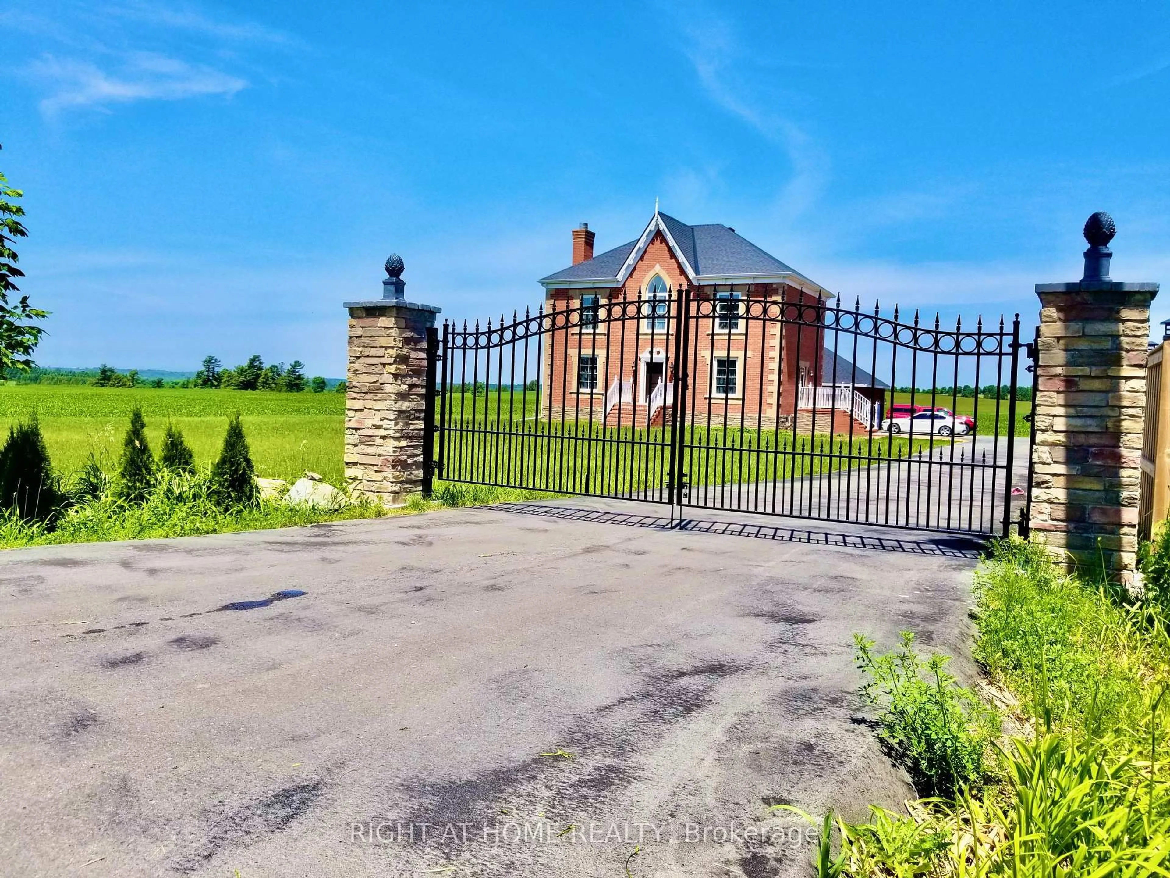 A pic from outside/outdoor area/front of a property/back of a property/a pic from drone, building for 376 Sandford Rd, Uxbridge Ontario L0C 1E0