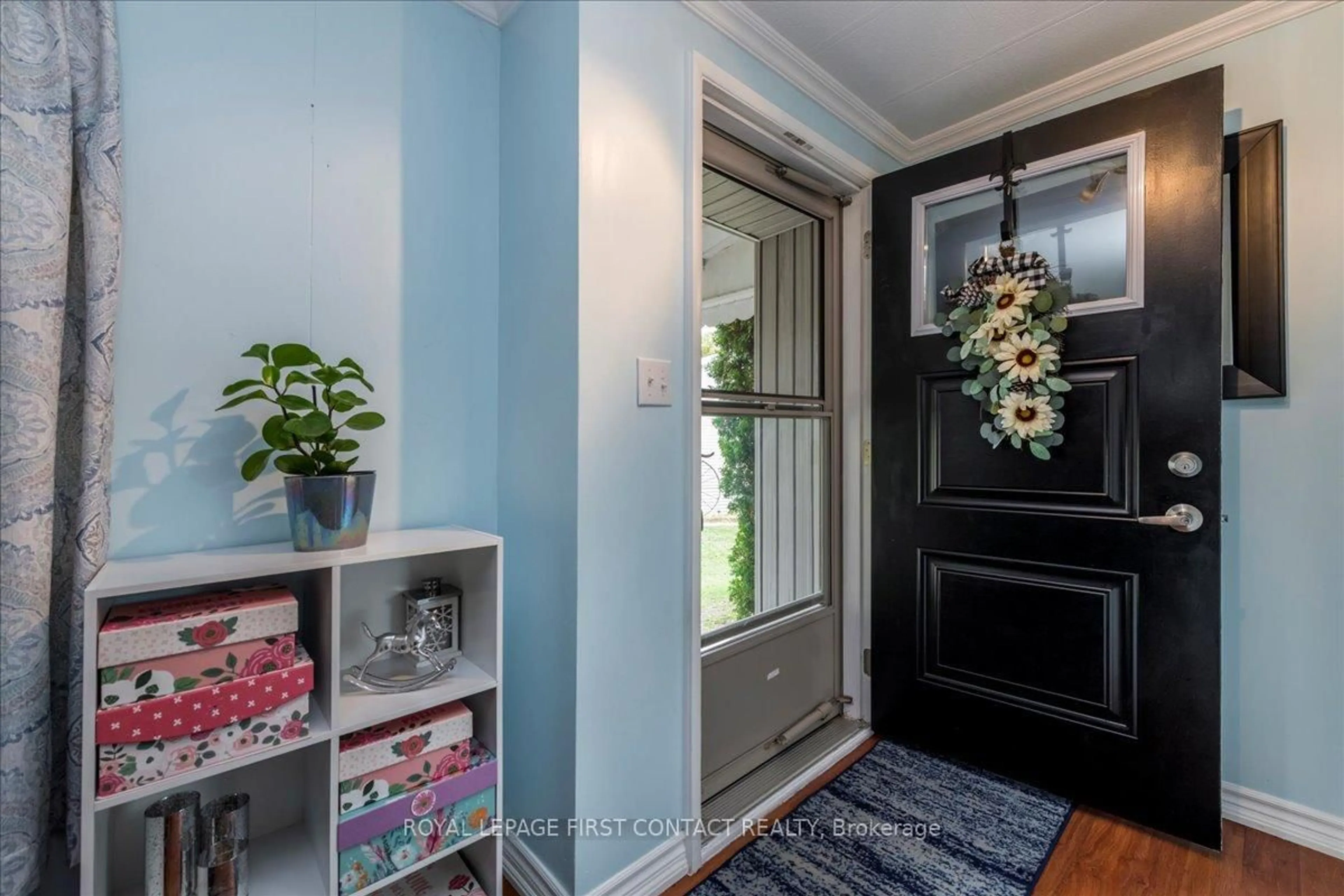 Indoor entryway for 5 Broadway Ave, Innisfil Ontario L9S 1M9