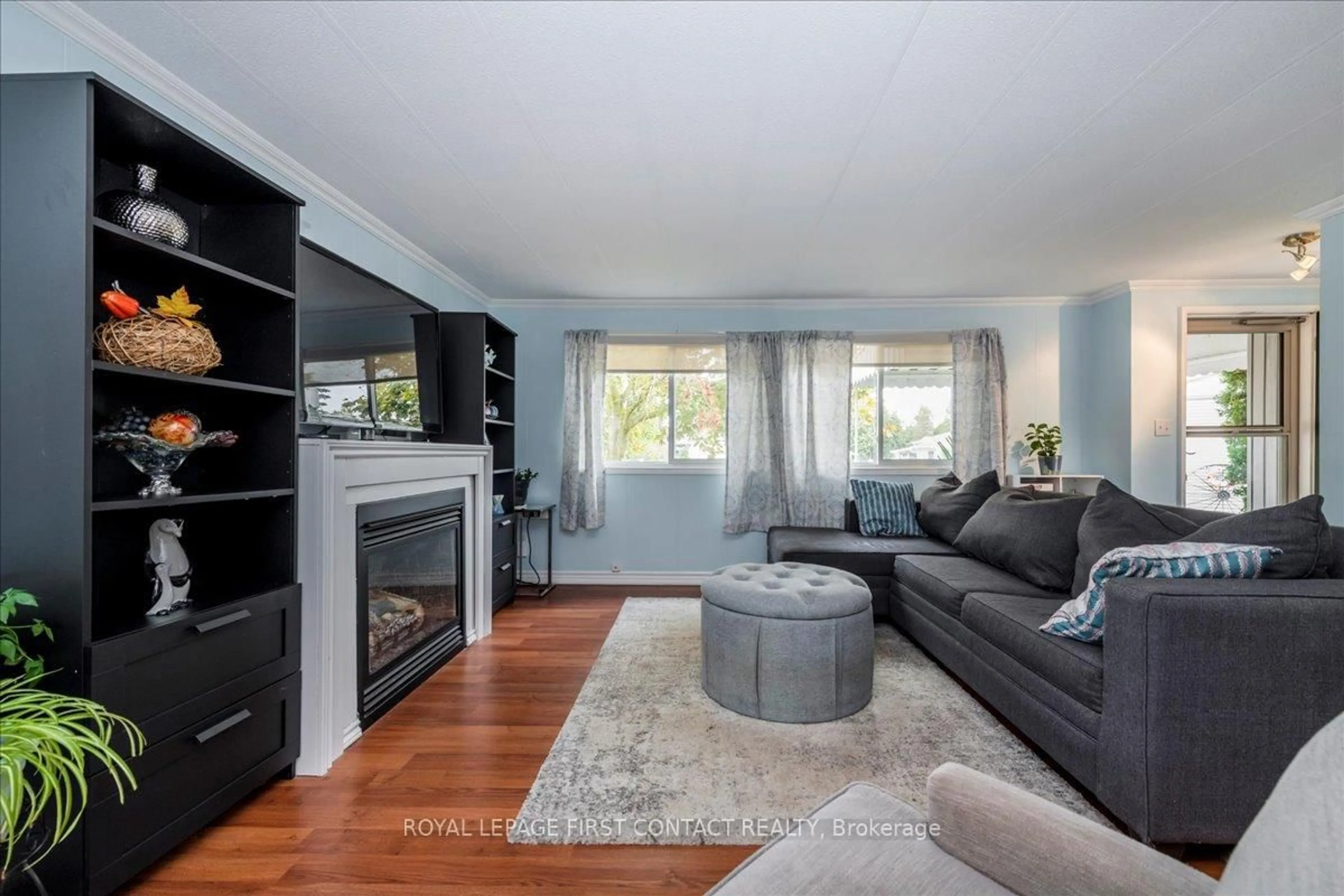 Living room with furniture, wood/laminate floor for 5 Broadway Ave, Innisfil Ontario L9S 1M9