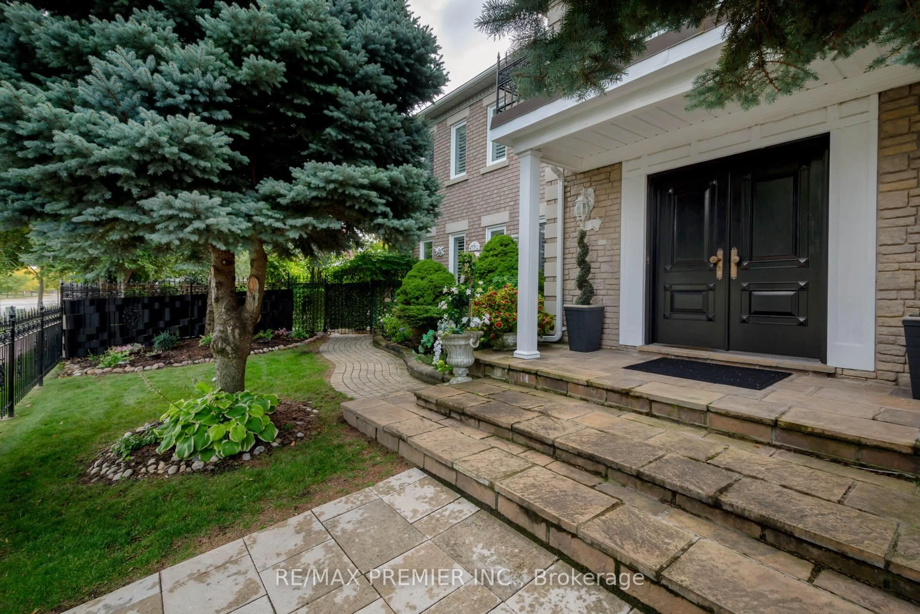Indoor entryway for 1 Radley St, Vaughan Ontario L4L 8J7