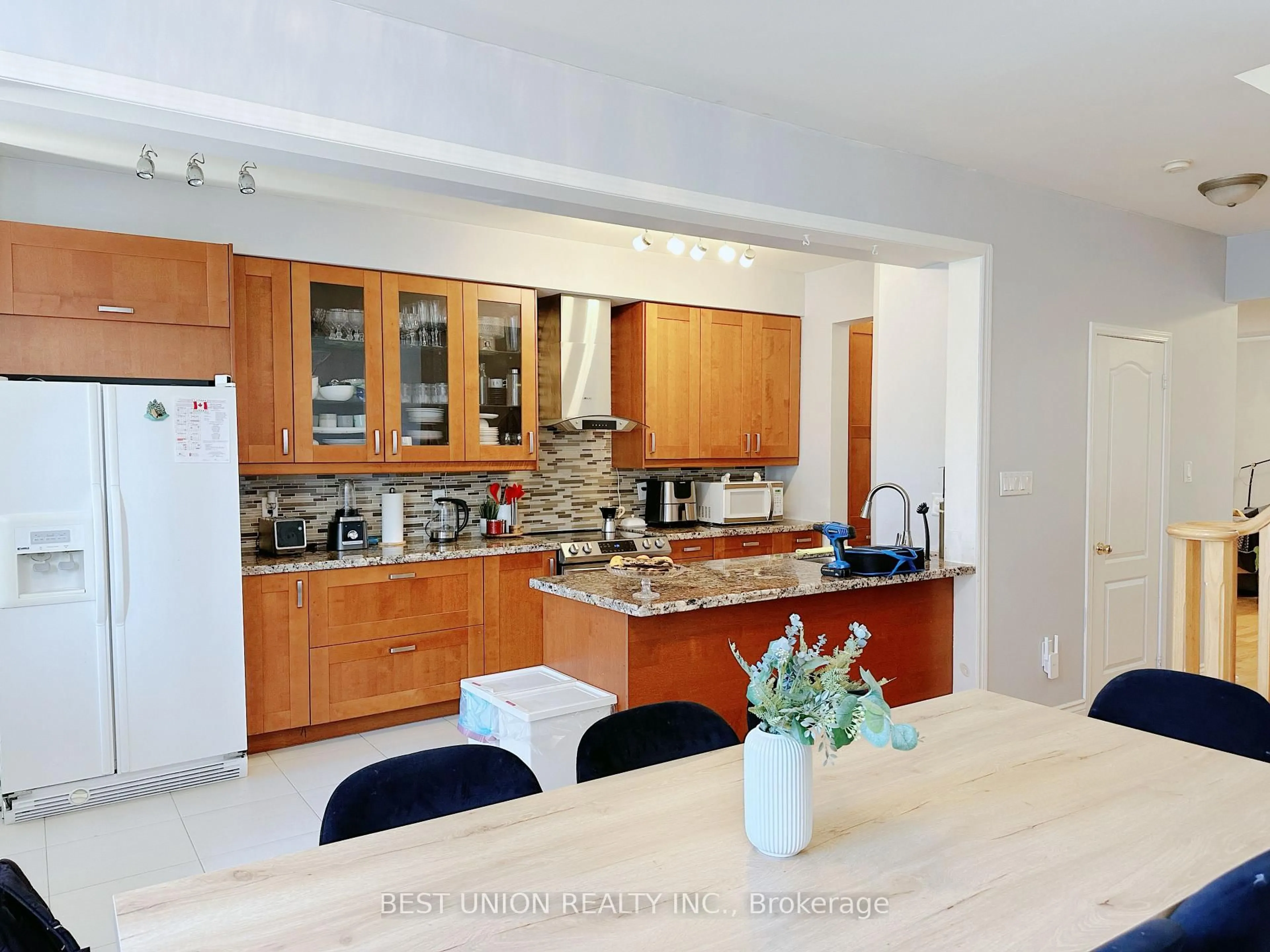 Open concept kitchen, ceramic/tile floor for 320 Country Glen Rd, Markham Ontario L6B 1C5