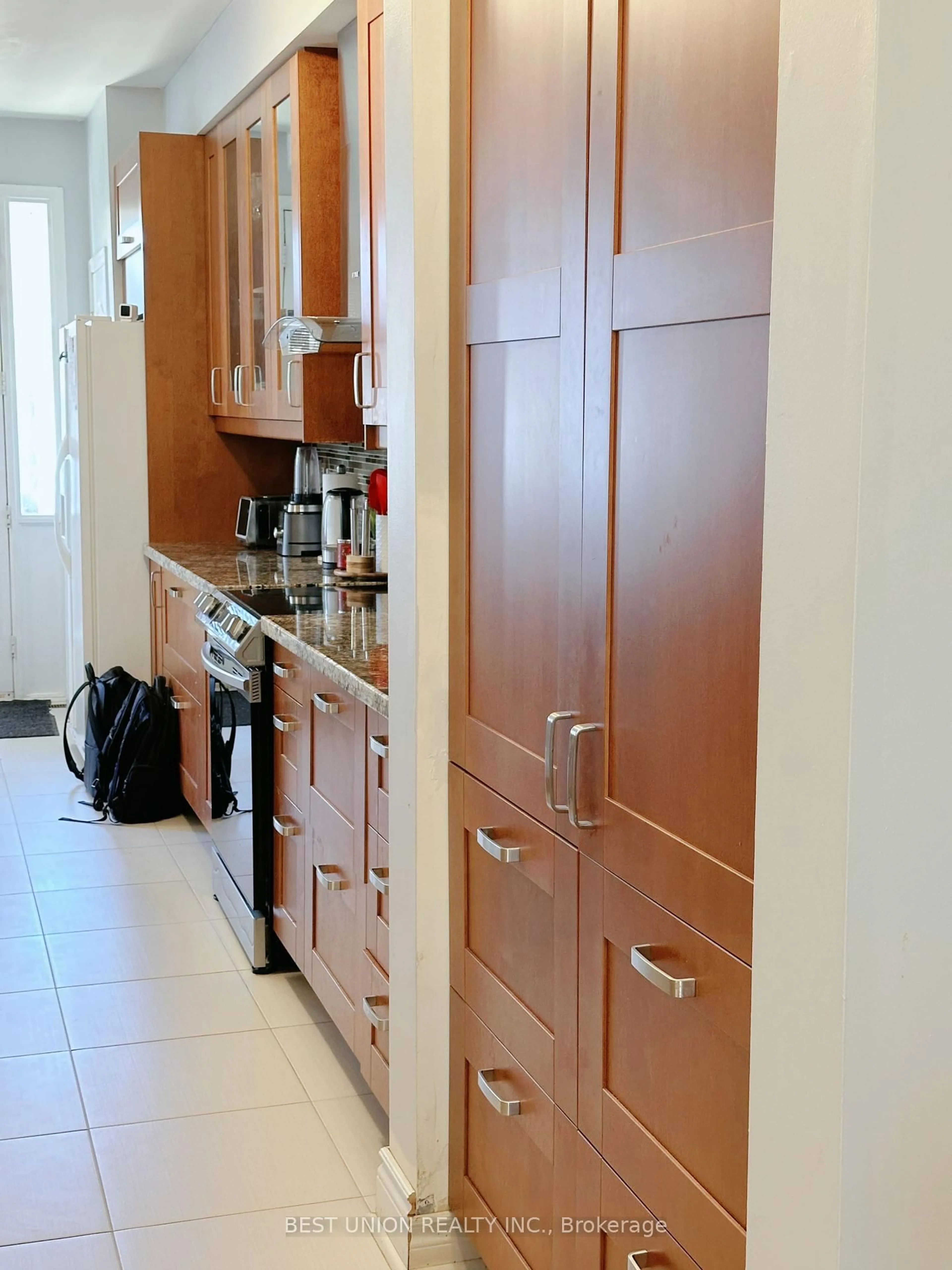 Standard kitchen, unknown for 320 Country Glen Rd, Markham Ontario L6B 1C5